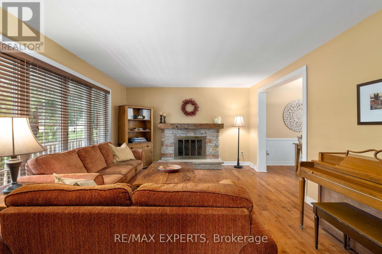 28 Hilltop Drive, Caledon, Ontario  L7C 1H6 - Photo 6 - W12971440