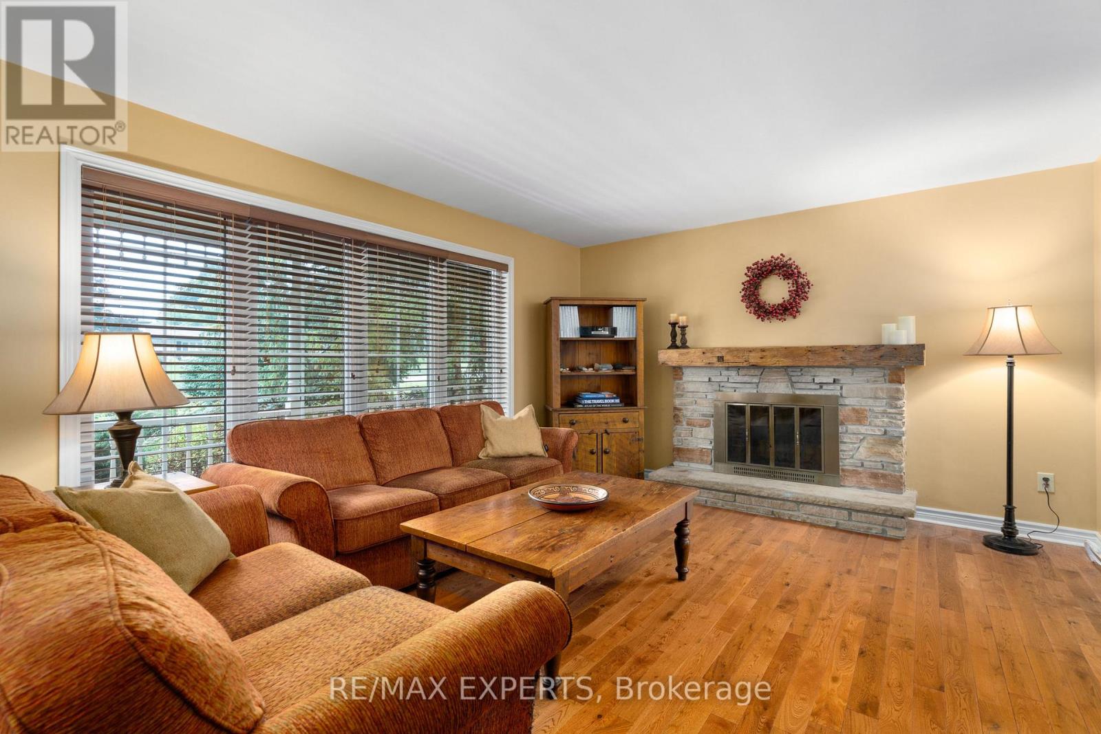 28 Hilltop Drive, Caledon, Ontario  L7C 1H6 - Photo 7 - W12971440