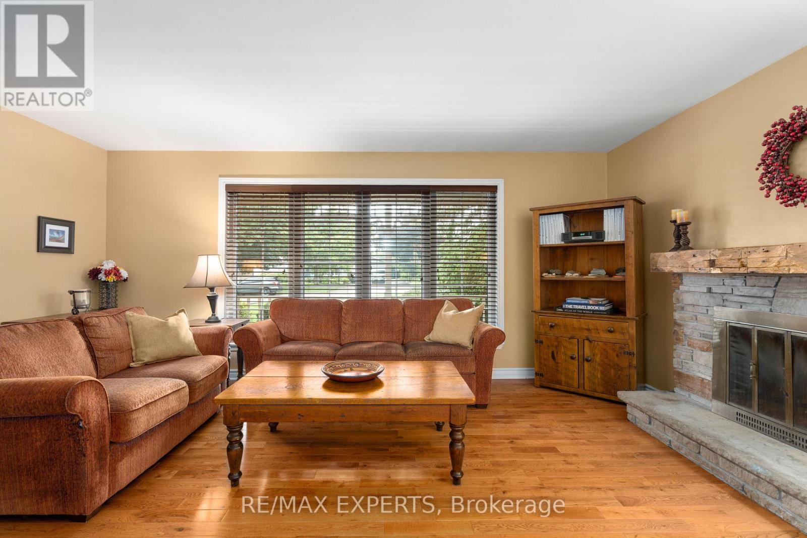 28 Hilltop Drive, Caledon, Ontario  L7C 1H6 - Photo 8 - W12971440