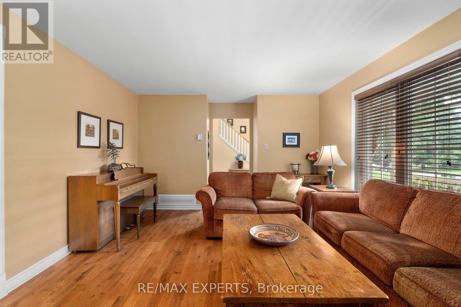 28 Hilltop Drive, Caledon, Ontario  L7C 1H6 - Photo 9 - W12971440