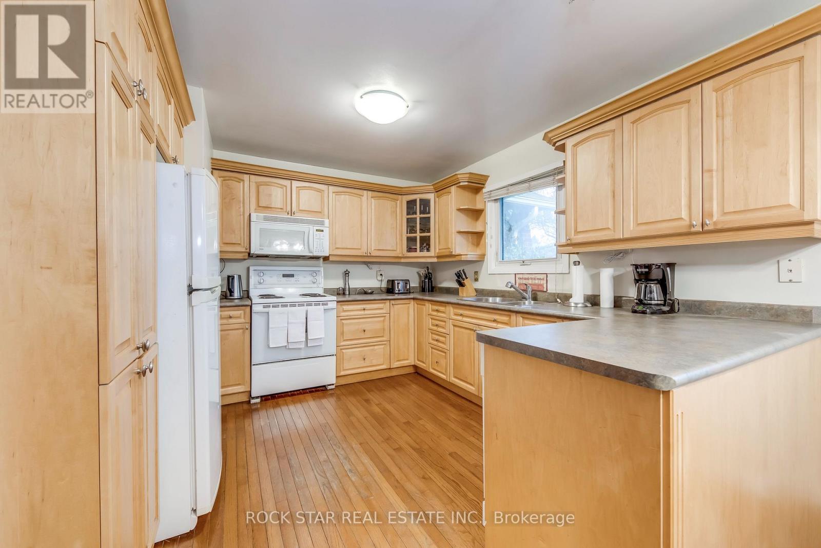 14 Cairnmore Court, Brampton, Ontario  L6Z 1T6 - Photo 5 - W12971662