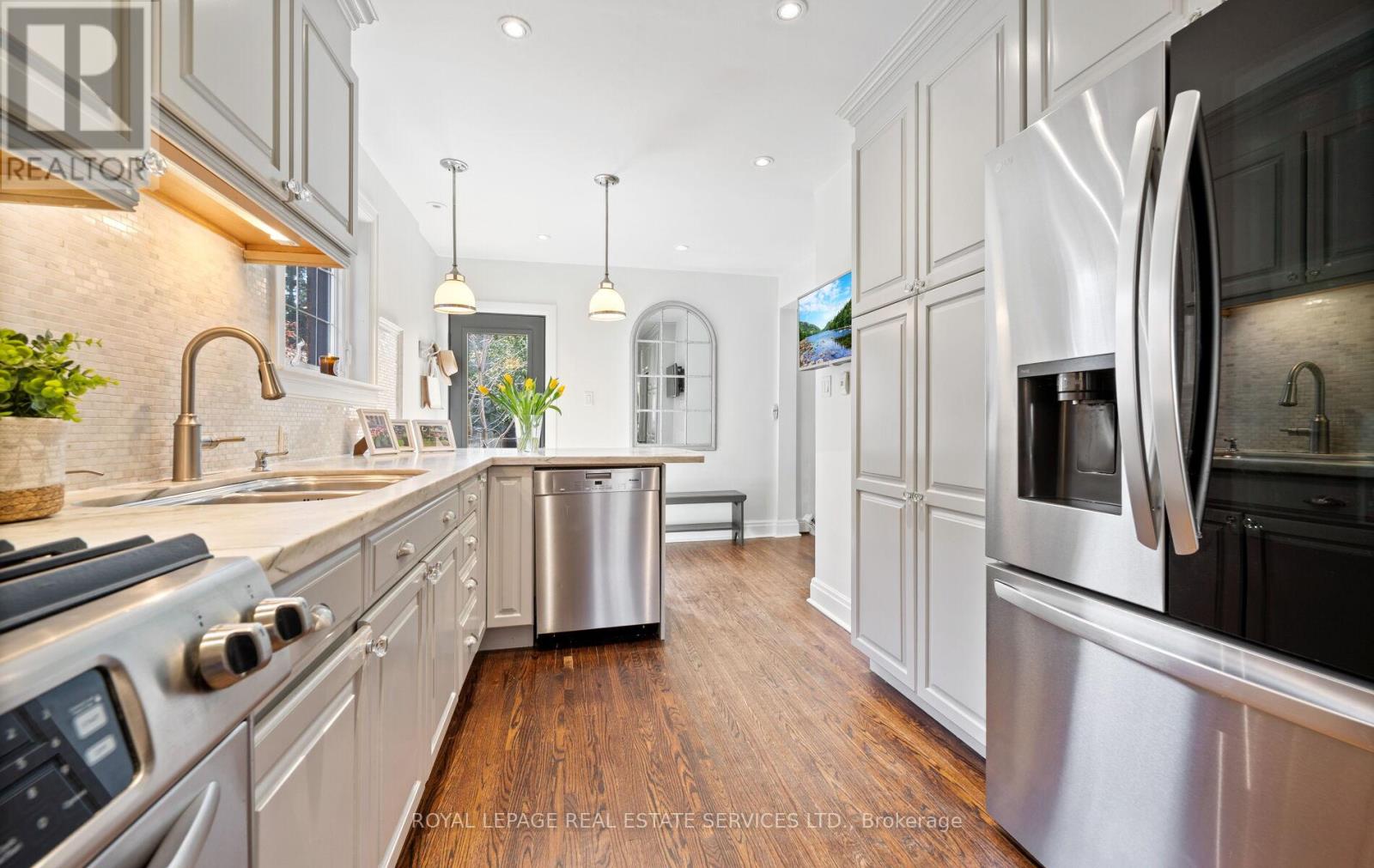 60 Thompson Avenue, Toronto, Ontario  M8Z 3T4 - Photo 10 - W12971668