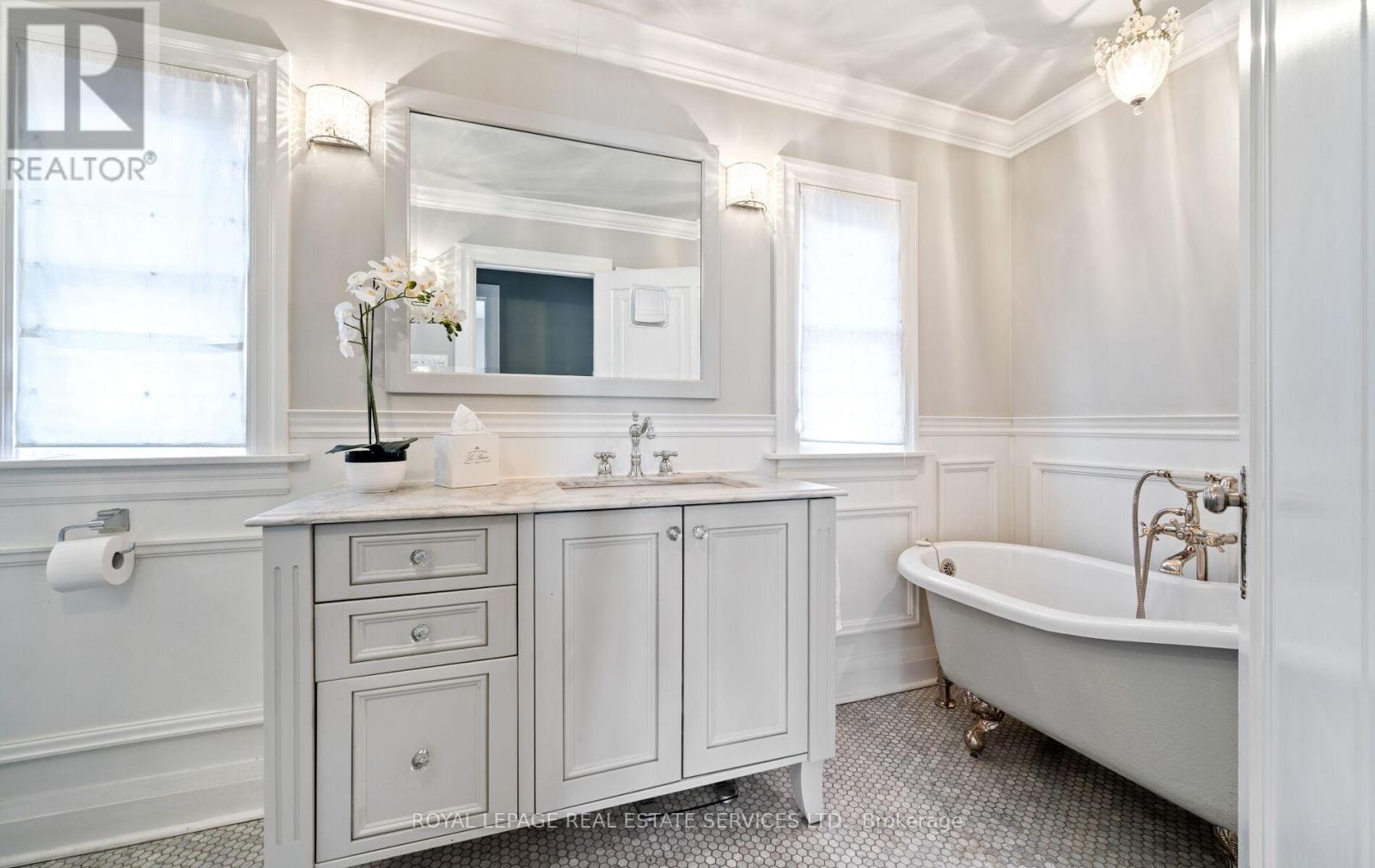 60 Thompson Avenue, Toronto, Ontario  M8Z 3T4 - Photo 21 - W12971668