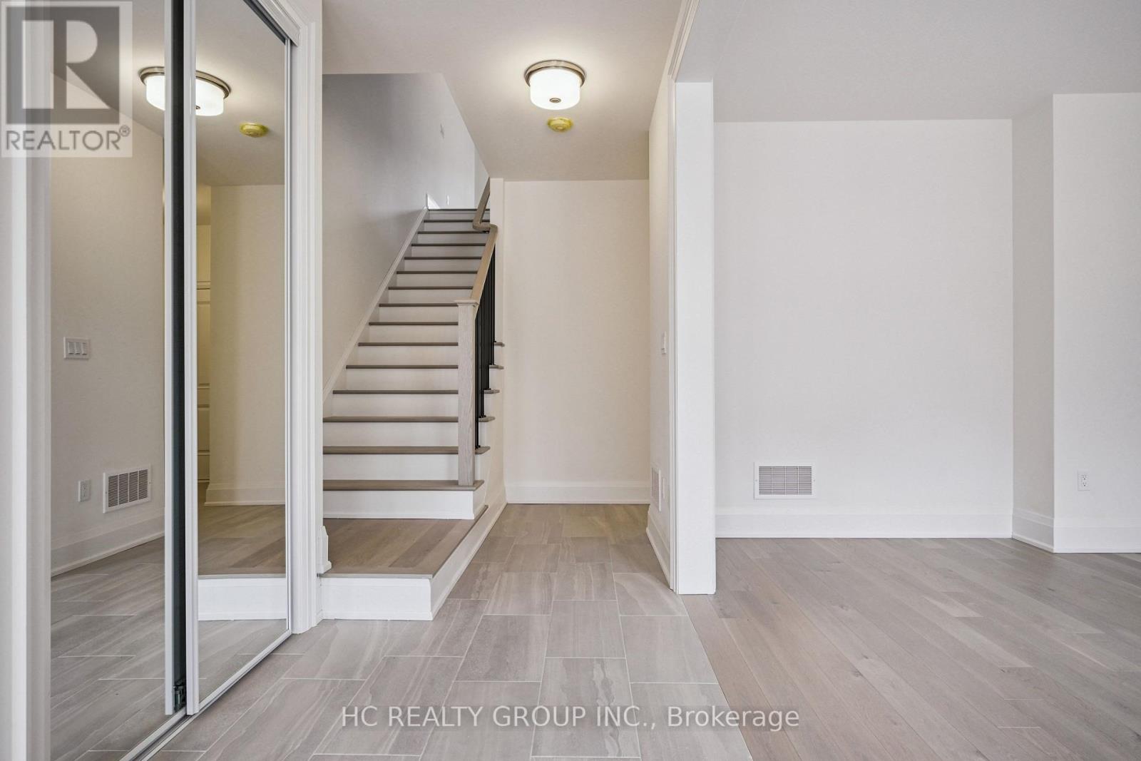 3316 Taha Gardens, Oakville, Ontario  L6M 5S1 - Photo 6 - W12971706