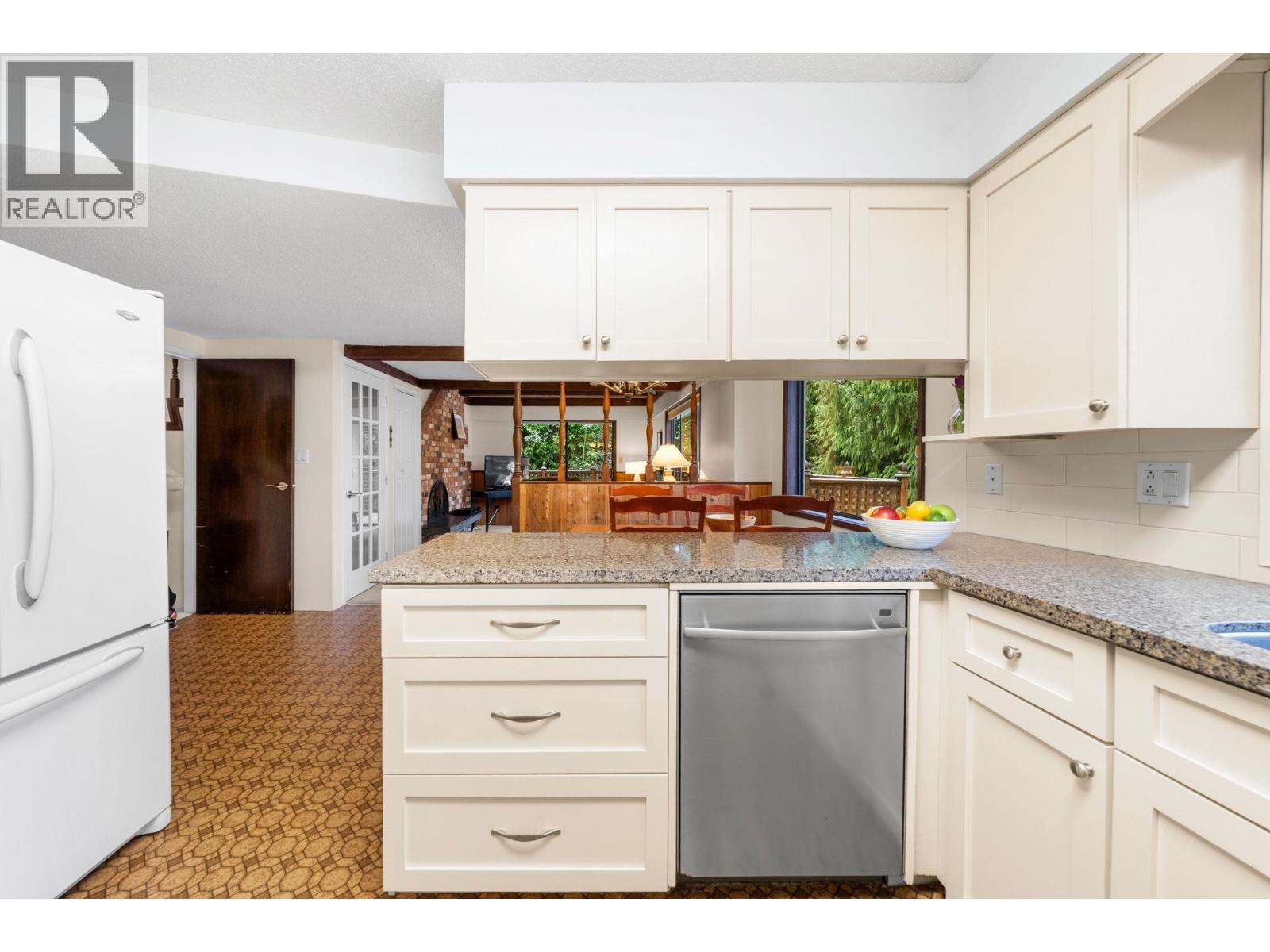 4877 Cedarcrest Avenue, North Vancouver, British Columbia  V7R 3R6 - Photo 10 - R3098858