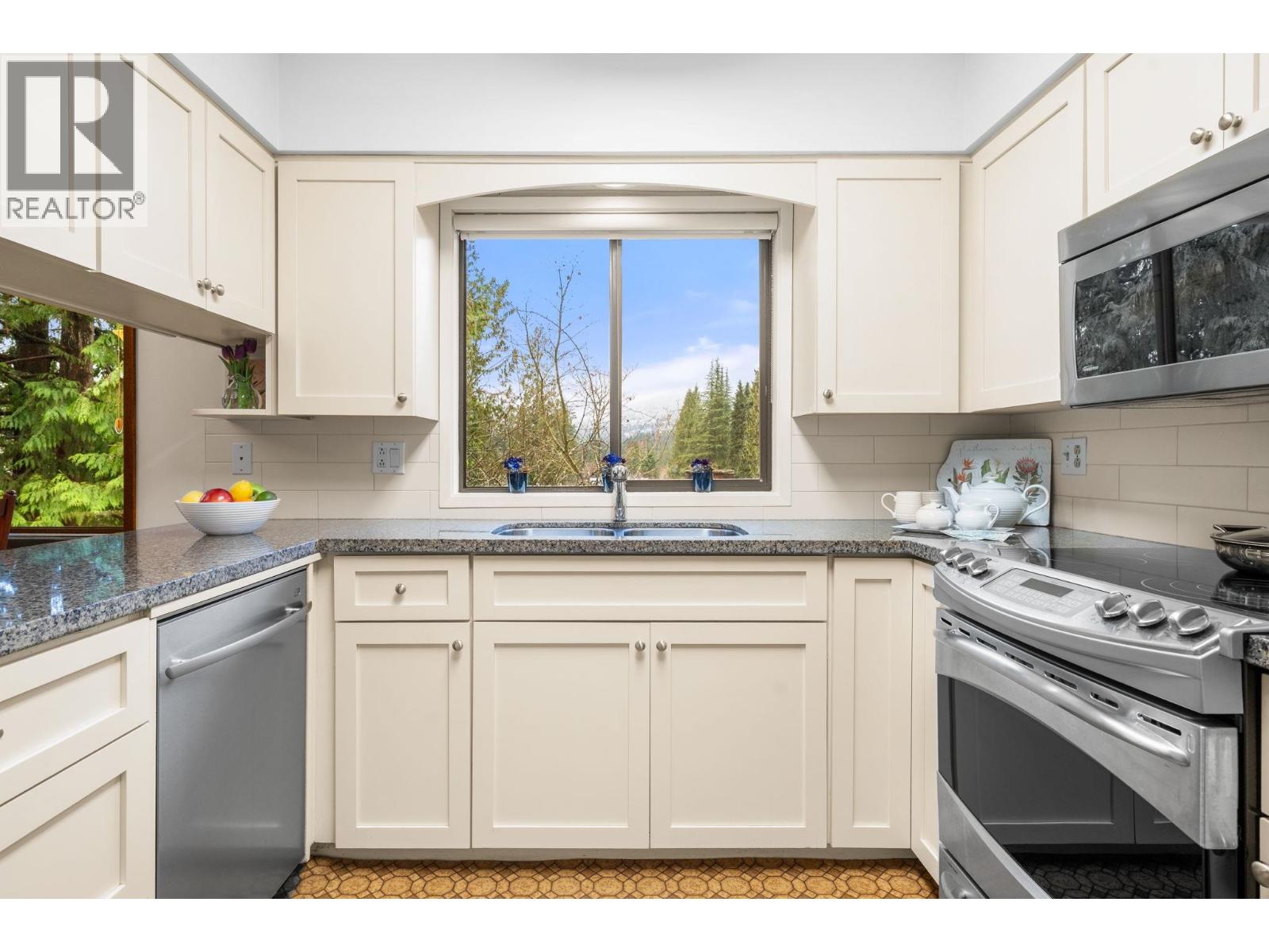 4877 Cedarcrest Avenue, North Vancouver, British Columbia  V7R 3R6 - Photo 12 - R3098858