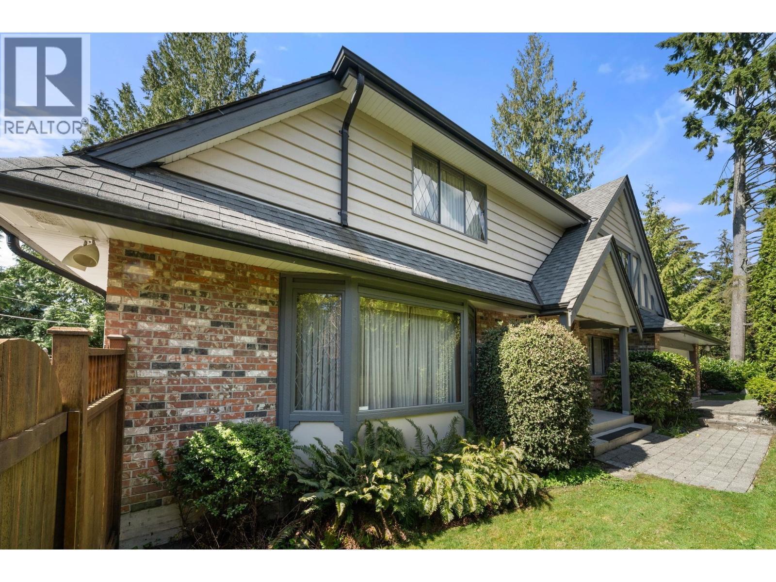 4877 Cedarcrest Avenue, North Vancouver, British Columbia  V7R 3R6 - Photo 2 - R3098858