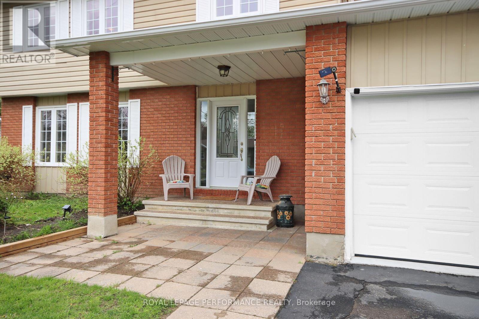 107 Dunlop Crescent, Russell, Ontario  K4R 1B3 - Photo 2 - X12971918