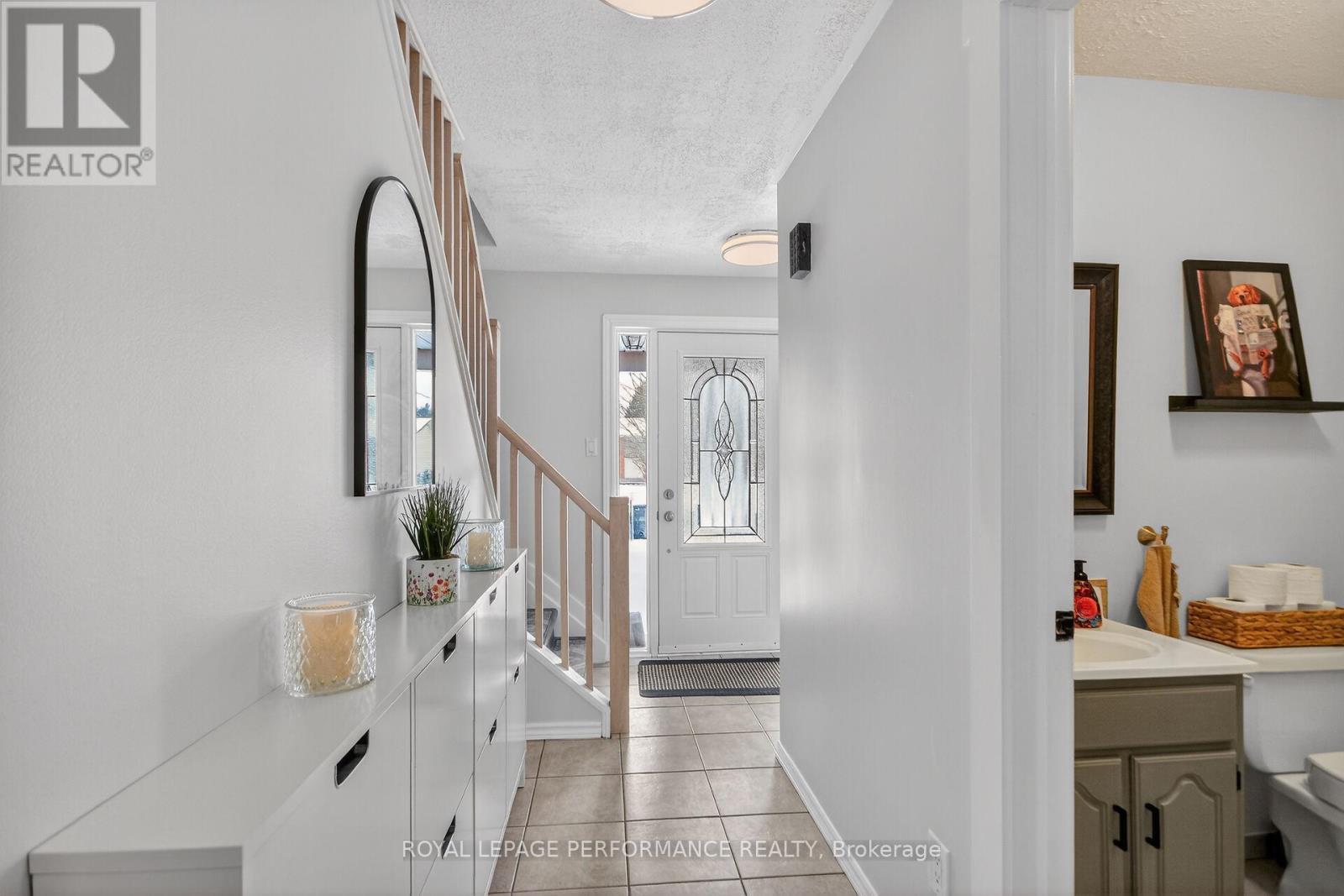 107 Dunlop Crescent, Russell, Ontario  K4R 1B3 - Photo 3 - X12971918