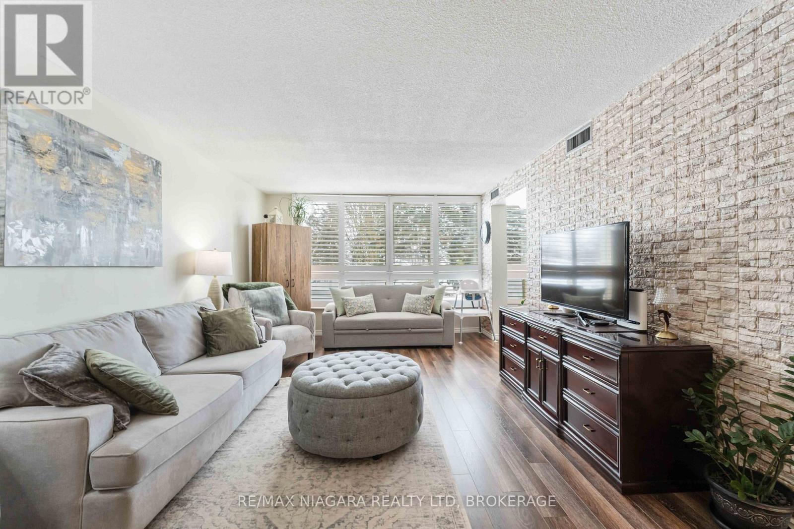 210 - 5100 Dorchester Road, Niagara Falls, Ontario  L2E 7H4 - Photo 3 - X12971764