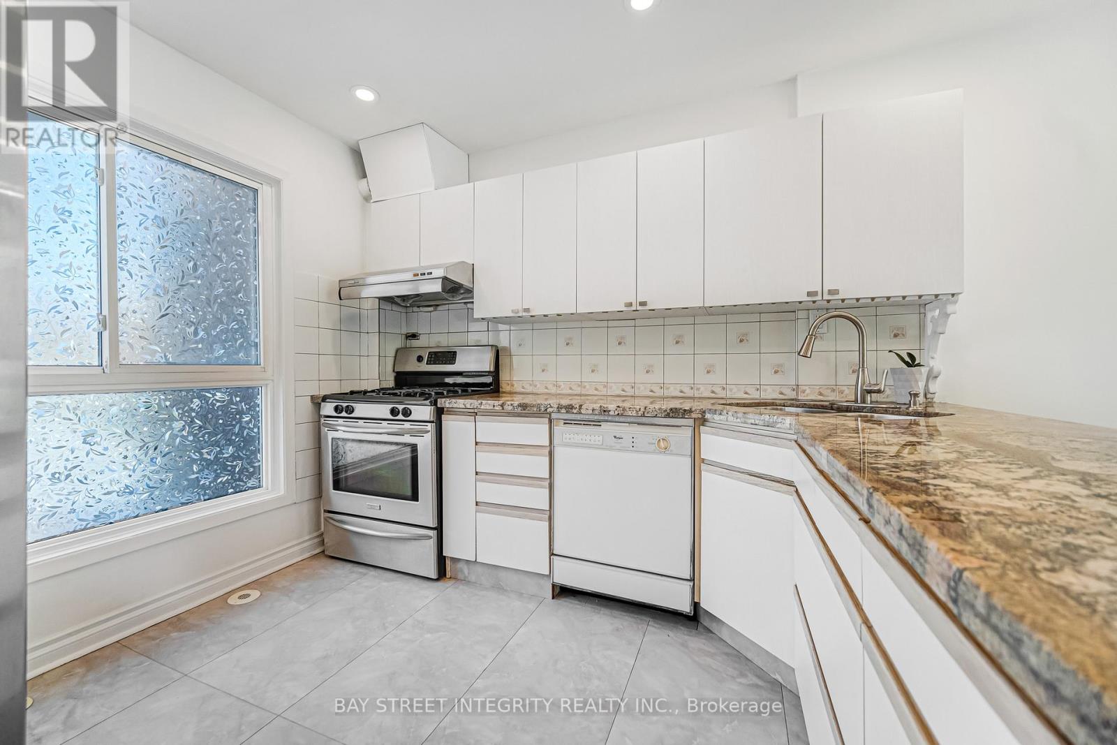 20 Elsa Vine Way, Toronto, Ontario  M2J 4H9 - Photo 6 - C12971456