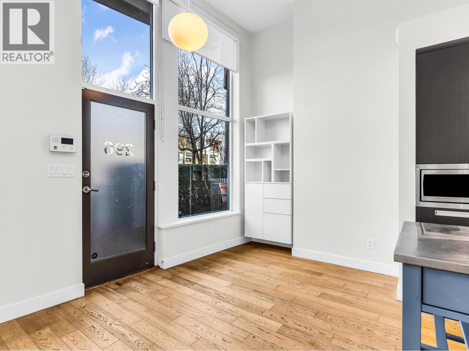 296 W 1st Avenue, Vancouver, British Columbia V5Y 3T2 - Photo 2 - R3108434