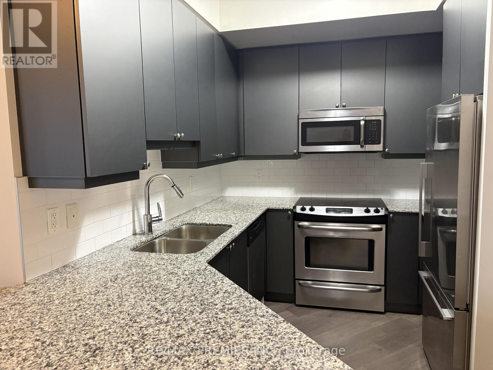 512 - 25 Fontenay Court, Toronto, Ontario  M9A 0C4 - Photo 4 - W12760752