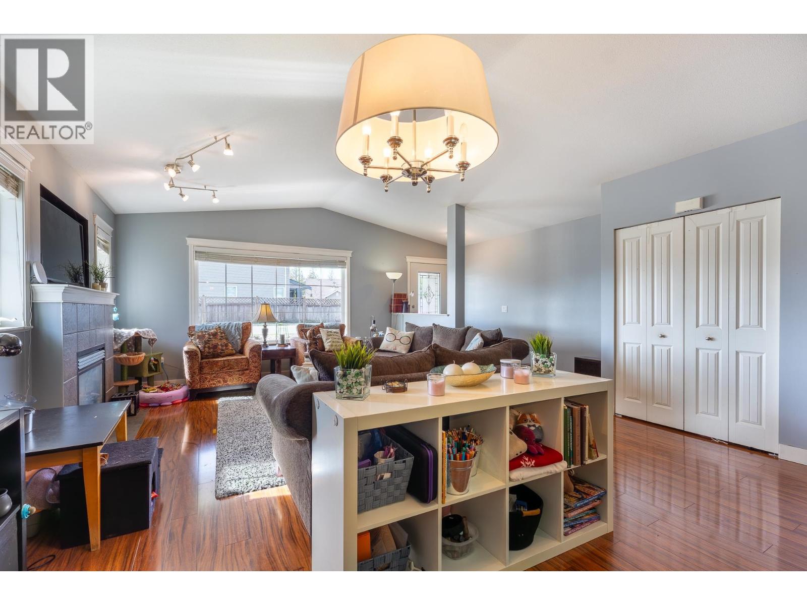 5708 Louise Way, Sechelt, British Columbia  V7Z 0N5 - Photo 2 - R3108374