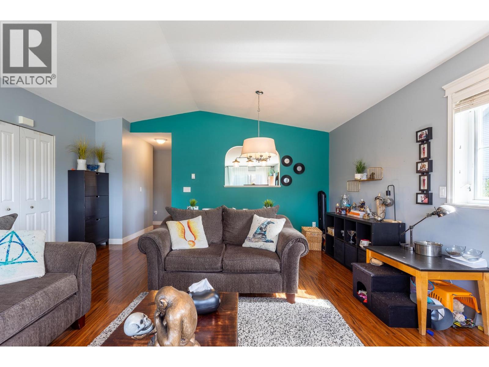 5708 Louise Way, Sechelt, British Columbia  V7Z 0N5 - Photo 3 - R3108374