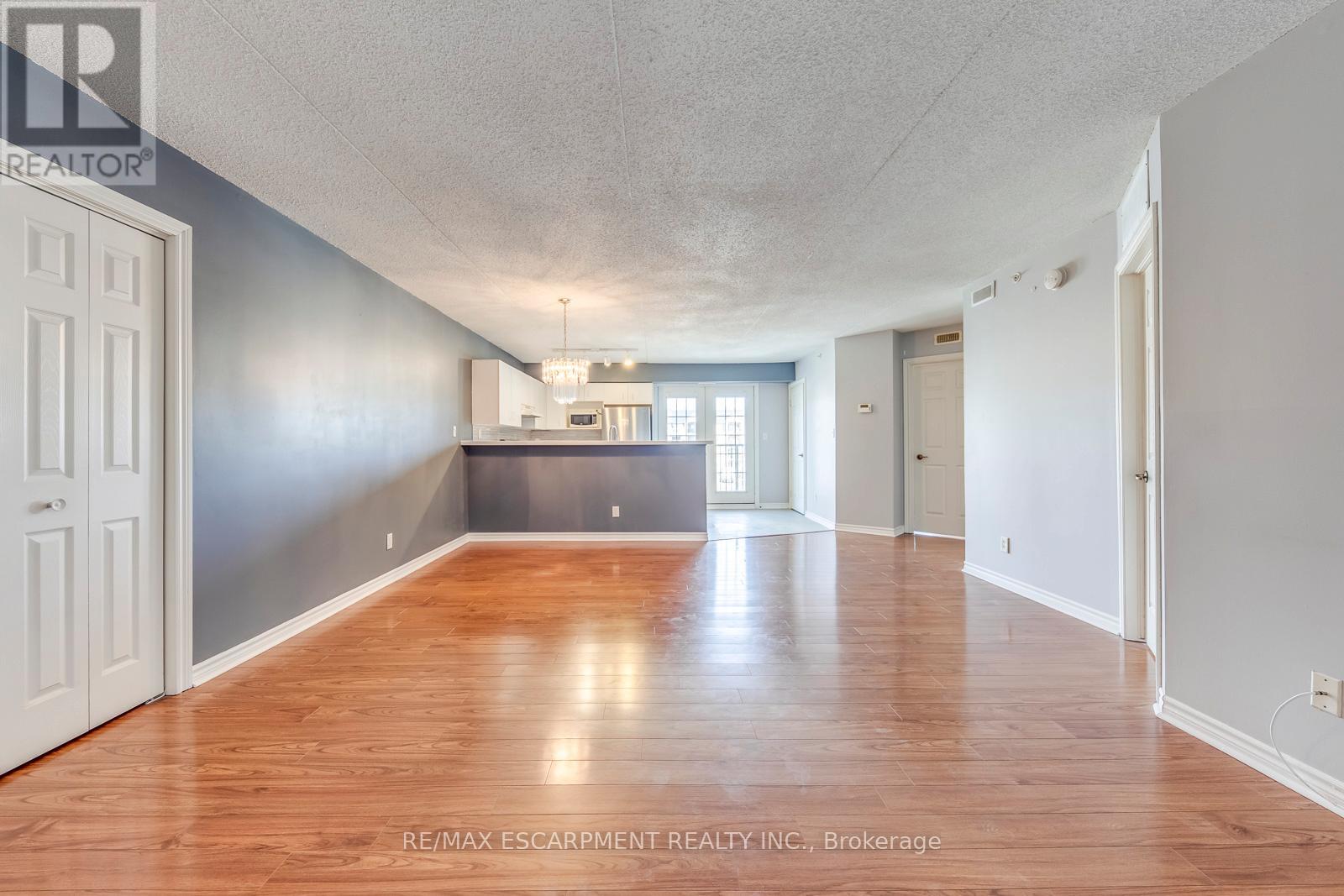 302 - 1411 Walkers Line, Burlington, Ontario  L7M 4P5 - Photo 3 - W12966888