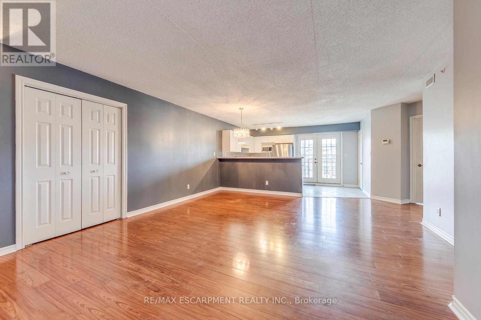 302 - 1411 Walkers Line, Burlington, Ontario  L7M 4P5 - Photo 5 - W12966888