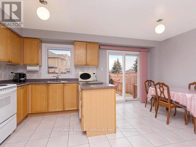 32 Silo (Upper) Court, Brampton, Ontario  L6X 4S4 - Photo 7 - W12971292