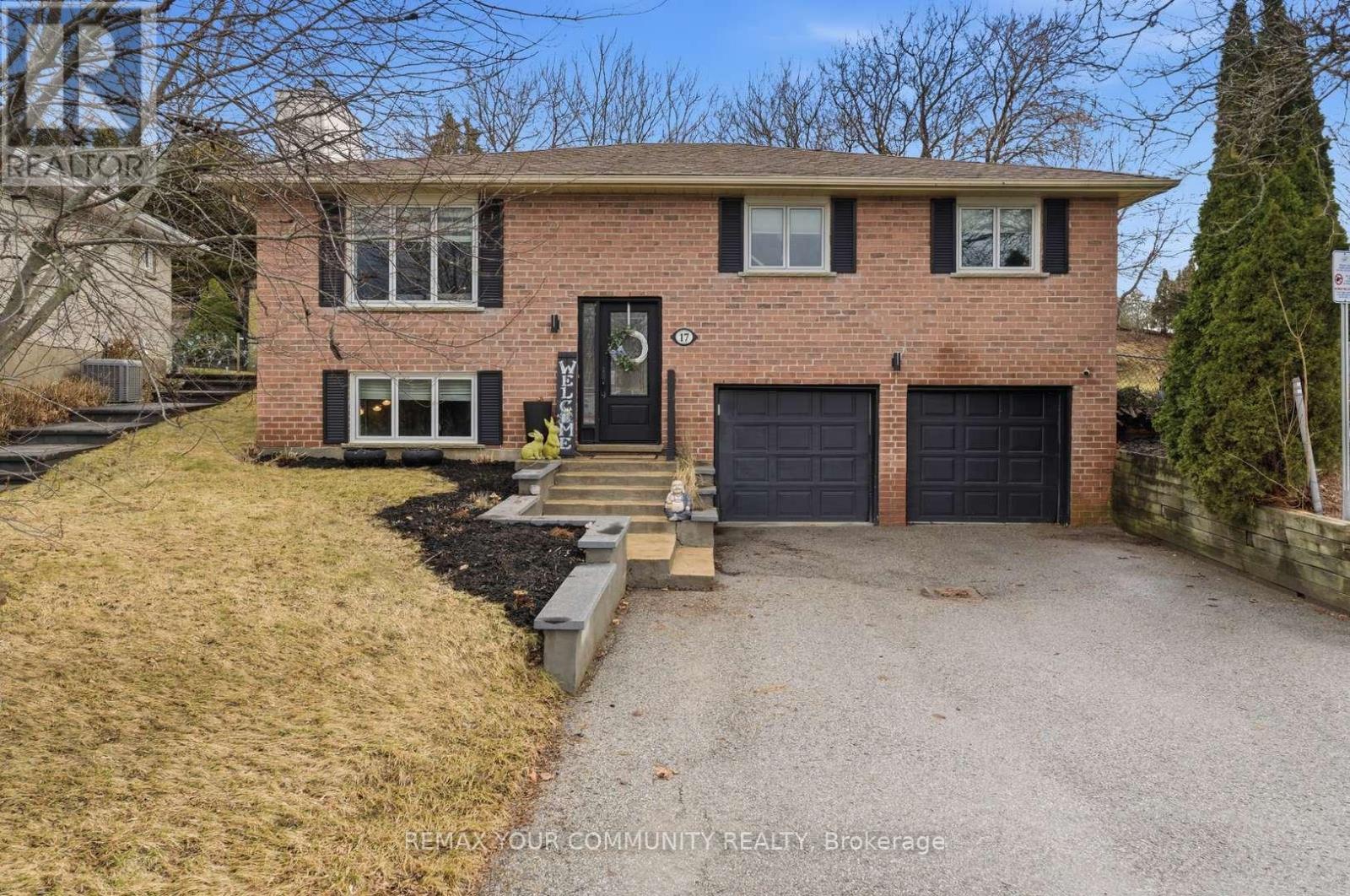 17 Fox Run Lane, Bradford West Gwillimbury (Bradford), Ontario L3Z 2J1 - Photo 1 - N12971786