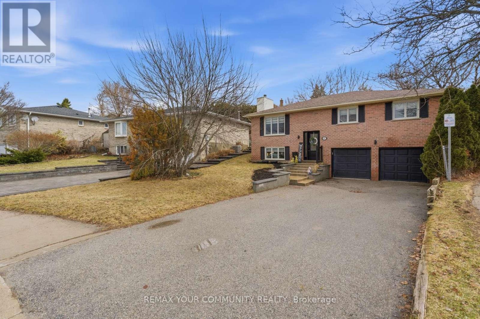 17 Fox Run Lane, Bradford West Gwillimbury (Bradford), Ontario L3Z 2J1 - Photo 2 - N12971786