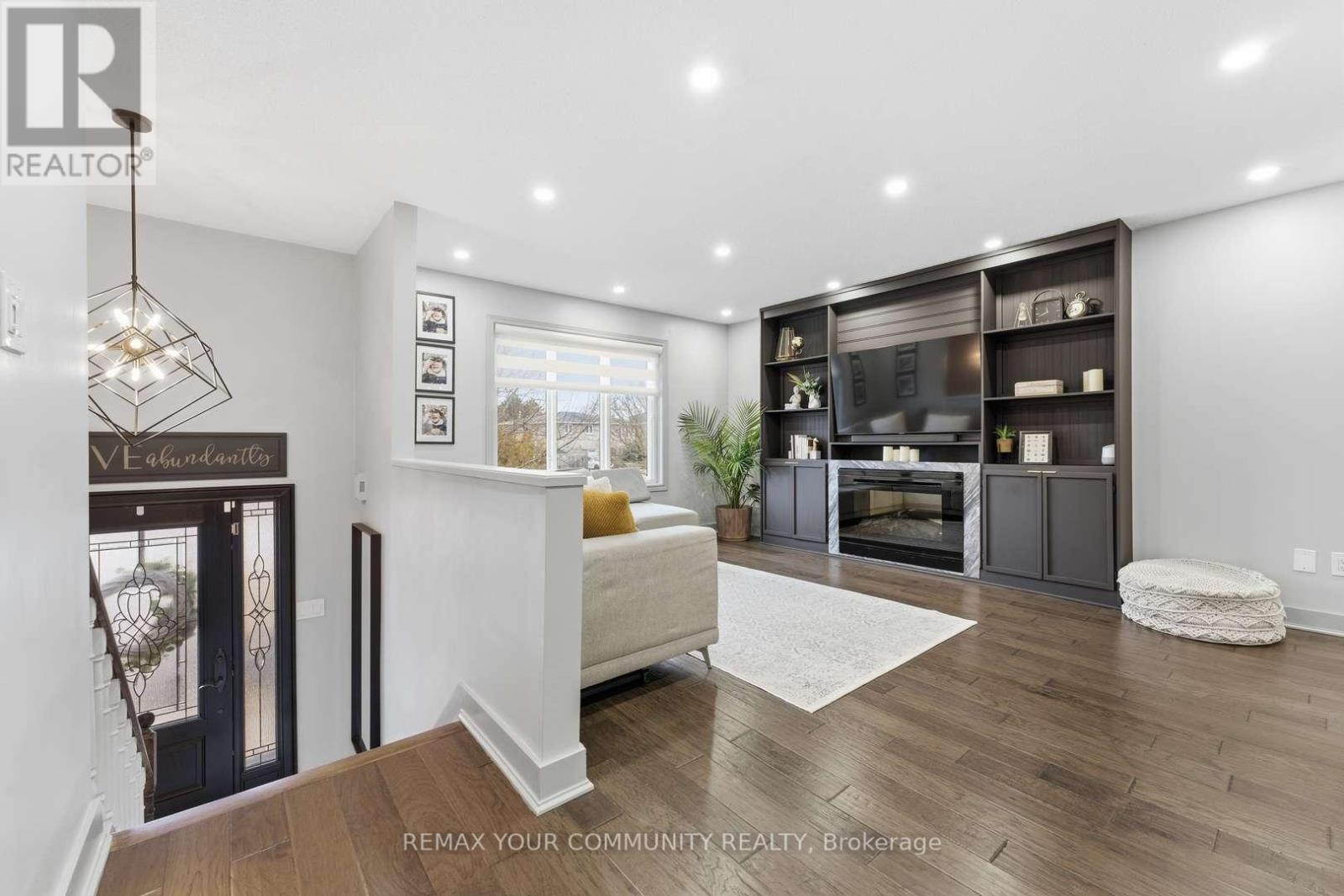 17 Fox Run Lane, Bradford West Gwillimbury (Bradford), Ontario L3Z 2J1 - Photo 3 - N12971786