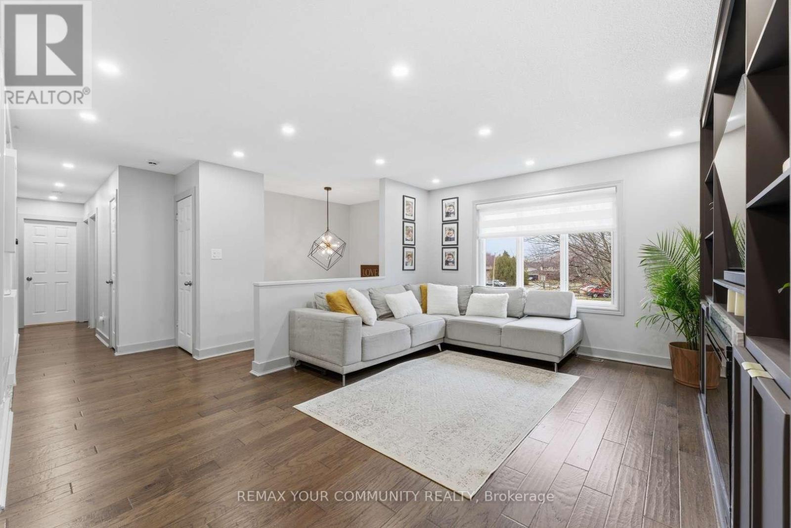 17 Fox Run Lane, Bradford West Gwillimbury (Bradford), Ontario L3Z 2J1 - Photo 6 - N12971786