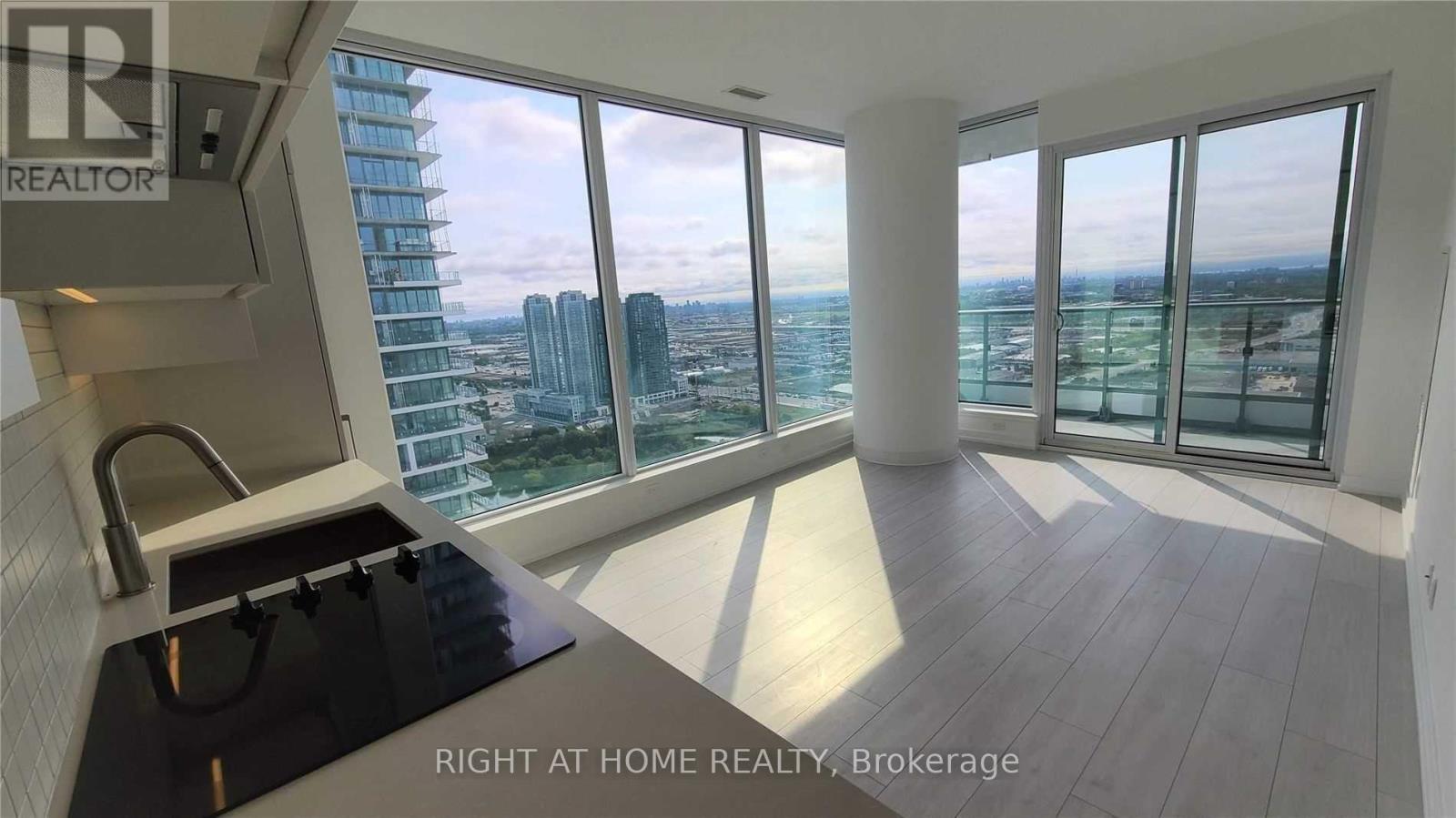 5703 - 898 Portage Parkway, Vaughan, Ontario  L4K 0J6 - Photo 2 - N12971858