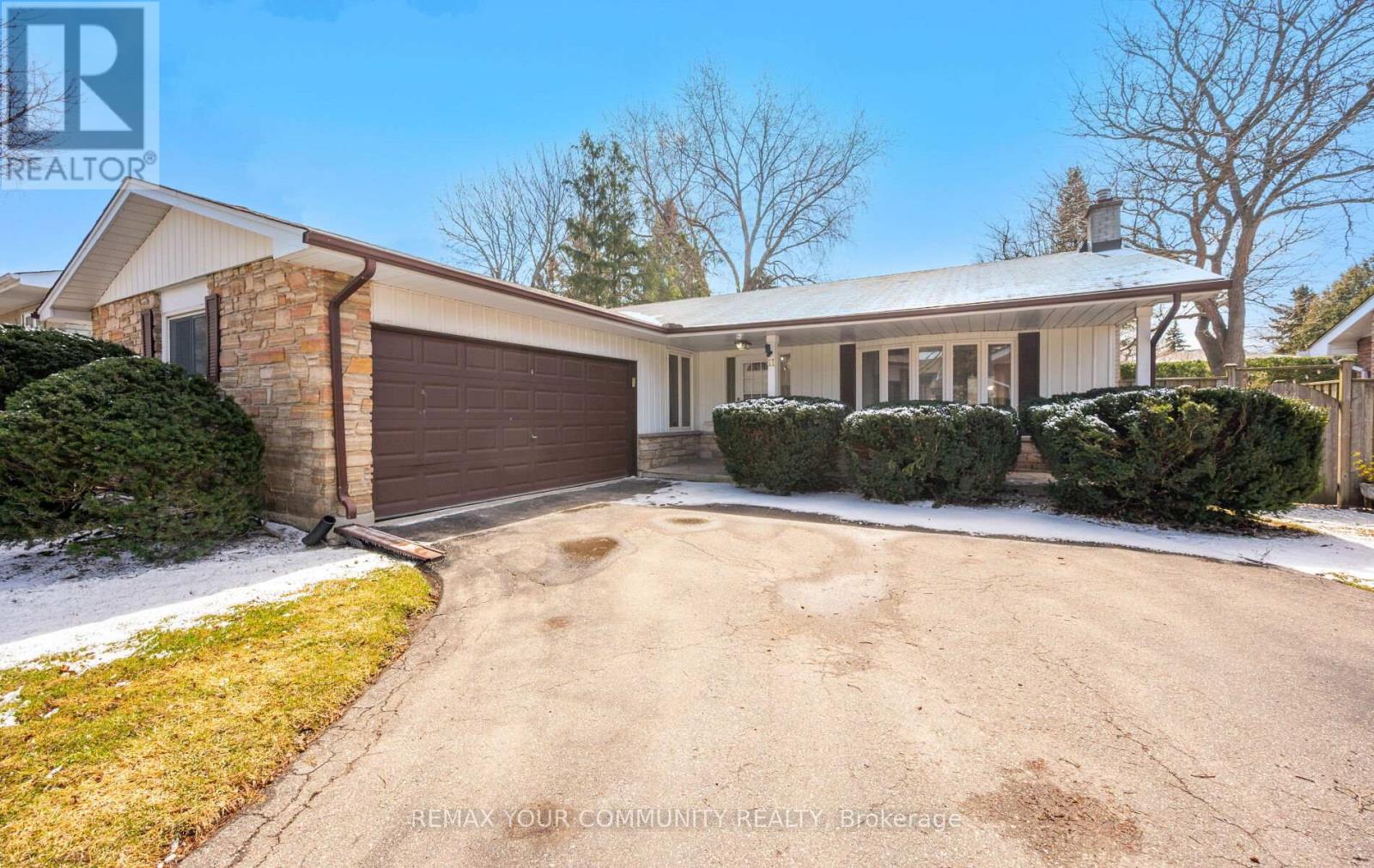 11 GLENVIEW DRIVE, Aurora, Ontario