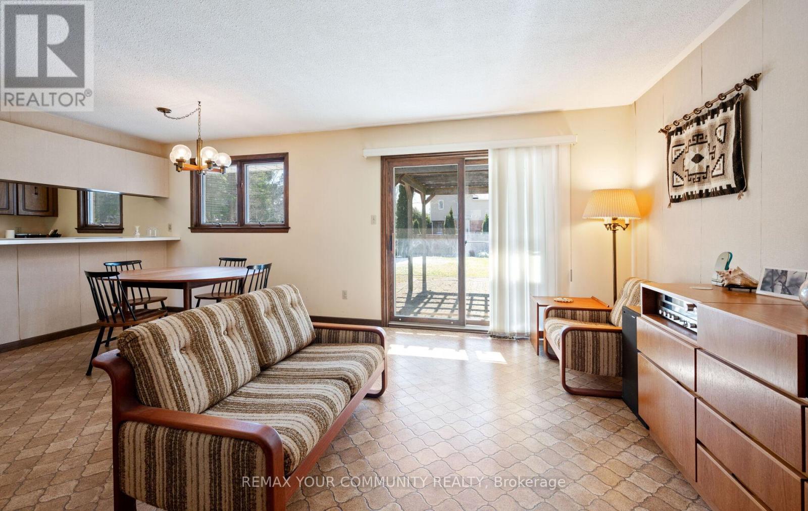 11 Glenview Drive, Aurora, Ontario  L4G 2G7 - Photo 10 - N12971876