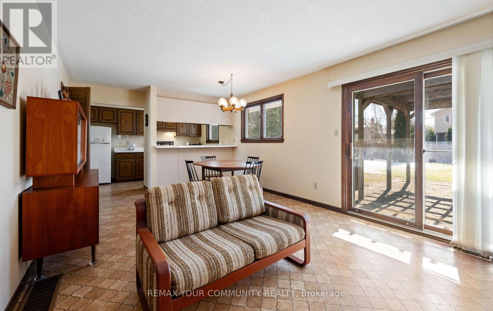 11 Glenview Drive, Aurora, Ontario  L4G 2G7 - Photo 11 - N12971876