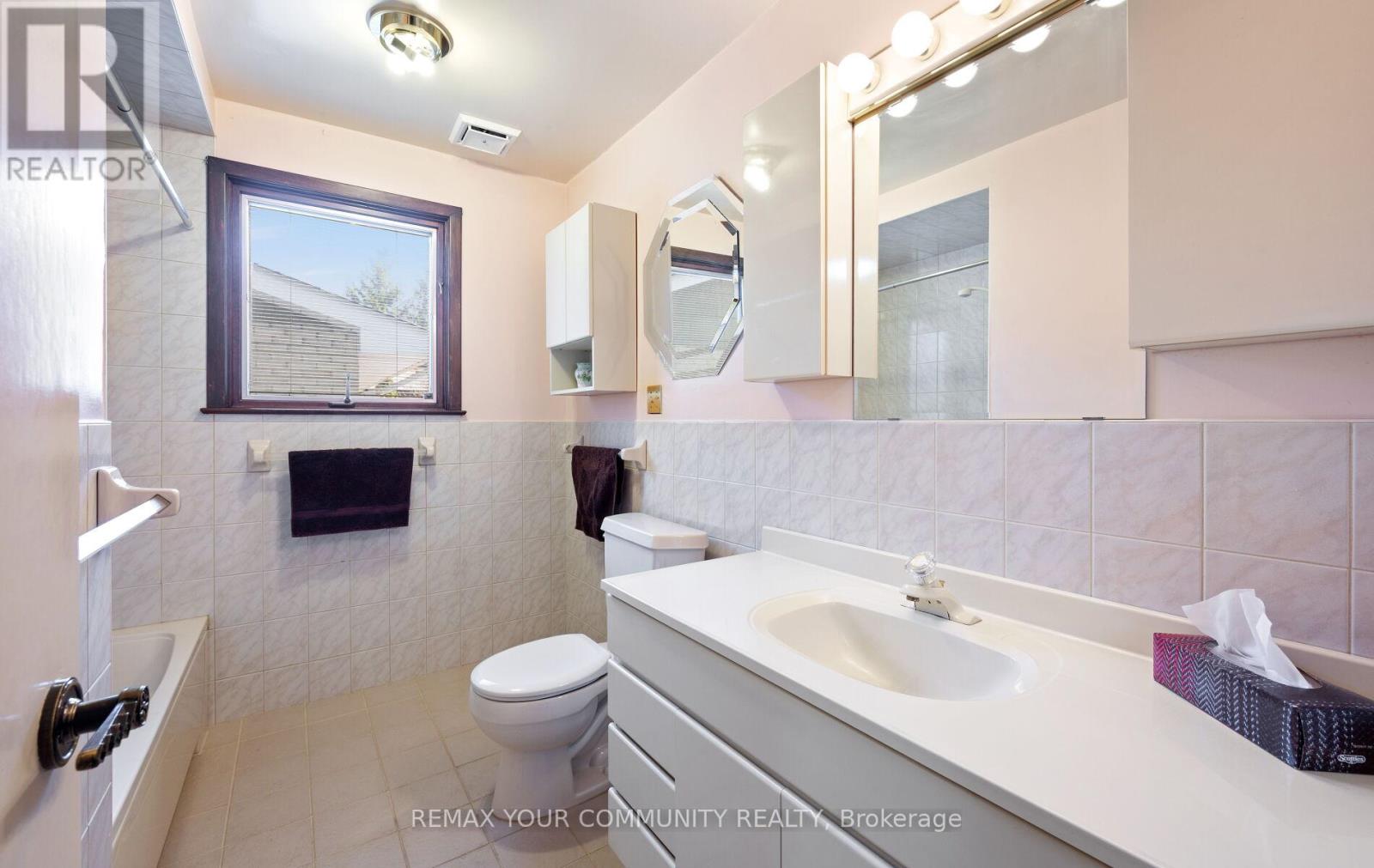 11 Glenview Drive, Aurora, Ontario  L4G 2G7 - Photo 18 - N12971876