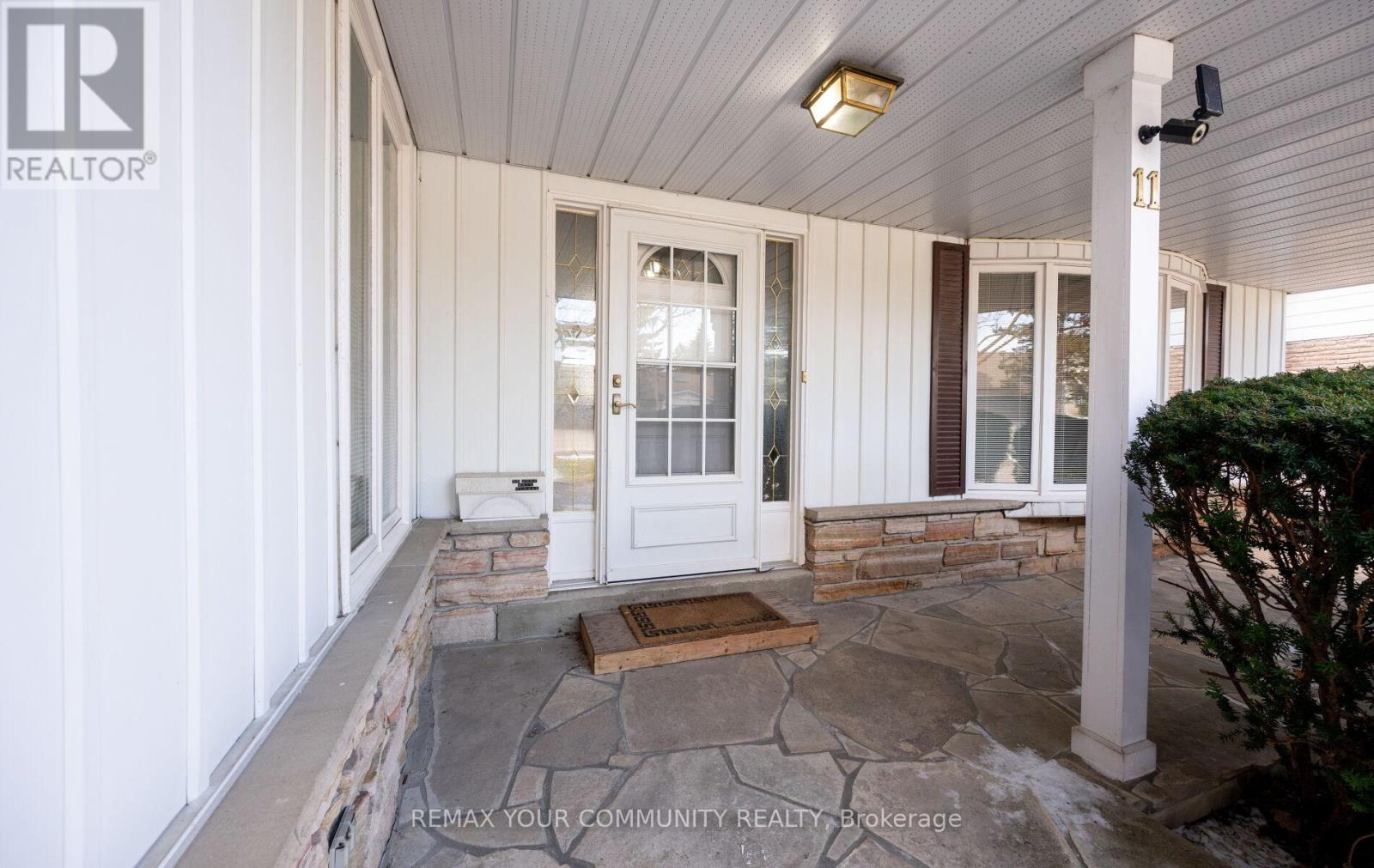 11 Glenview Drive, Aurora, Ontario  L4G 2G7 - Photo 2 - N12971876