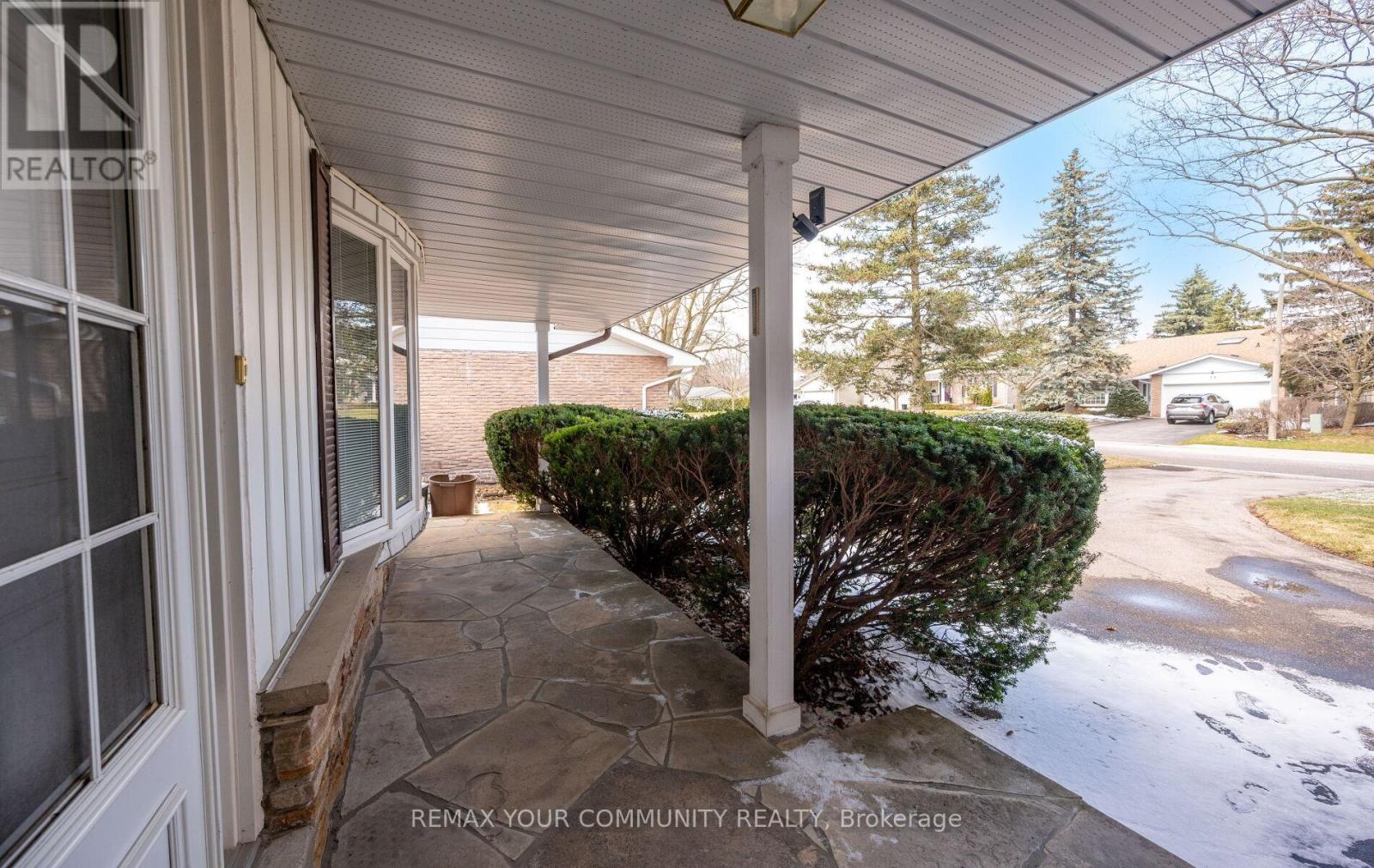 11 Glenview Drive, Aurora, Ontario  L4G 2G7 - Photo 3 - N12971876