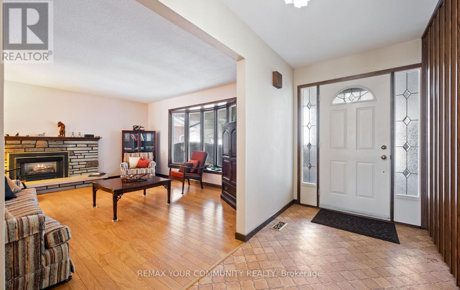 11 Glenview Drive, Aurora, Ontario  L4G 2G7 - Photo 4 - N12971876