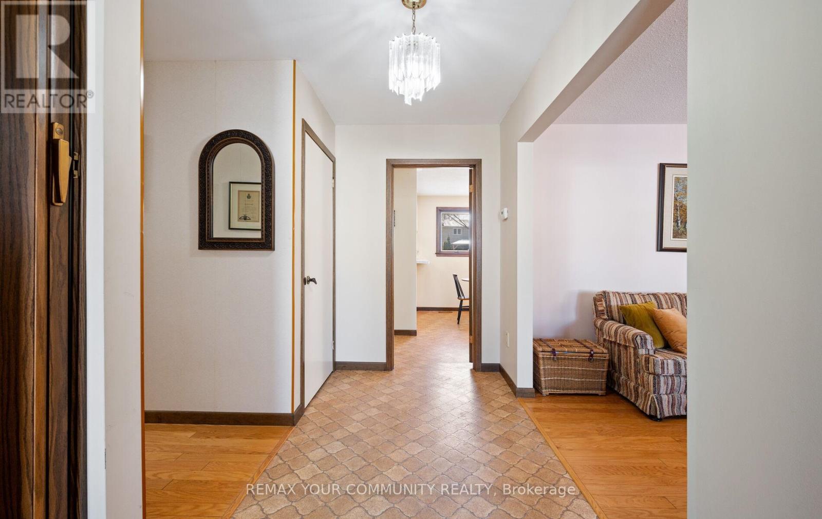 11 Glenview Drive, Aurora, Ontario  L4G 2G7 - Photo 5 - N12971876