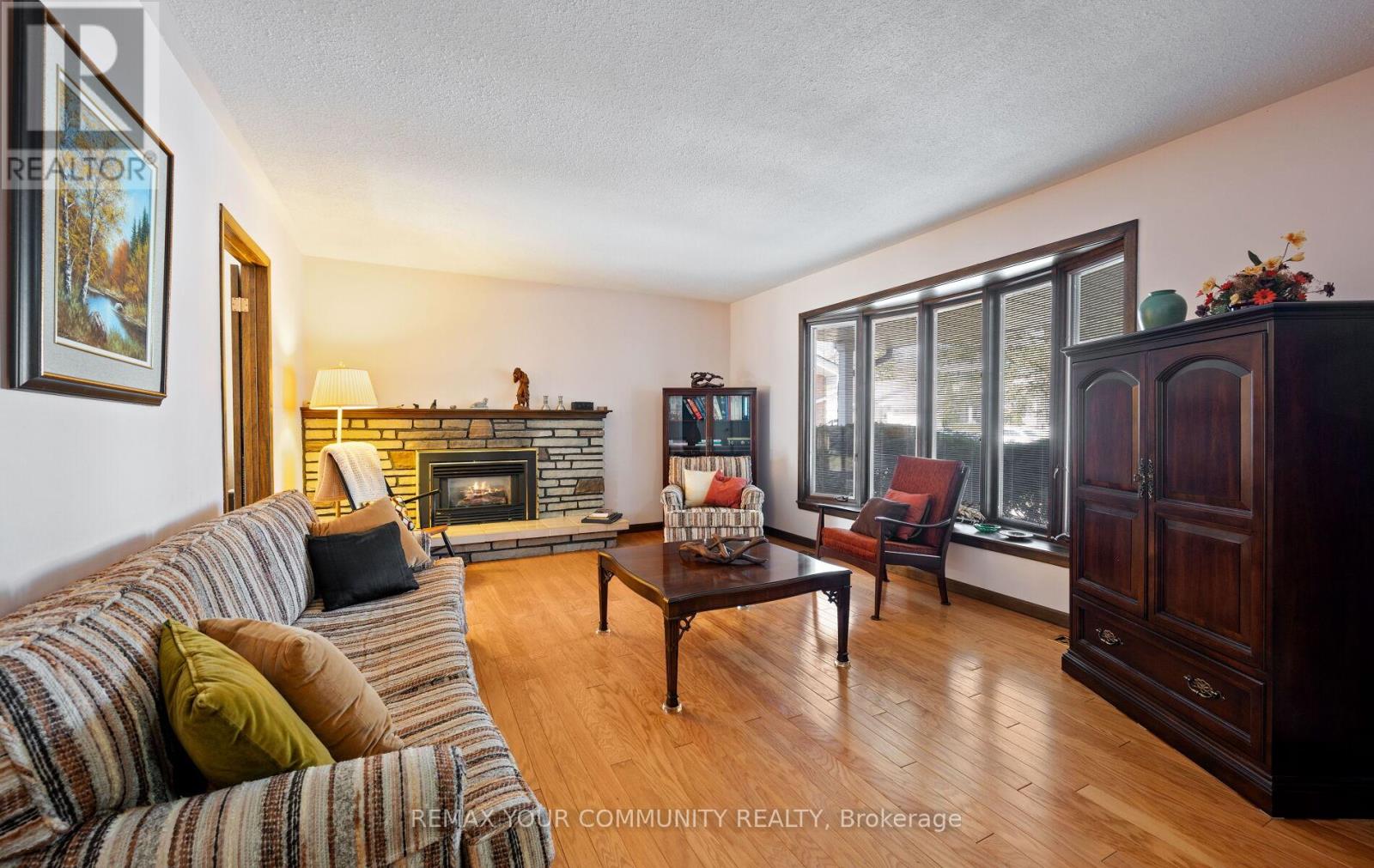 11 Glenview Drive, Aurora, Ontario  L4G 2G7 - Photo 6 - N12971876