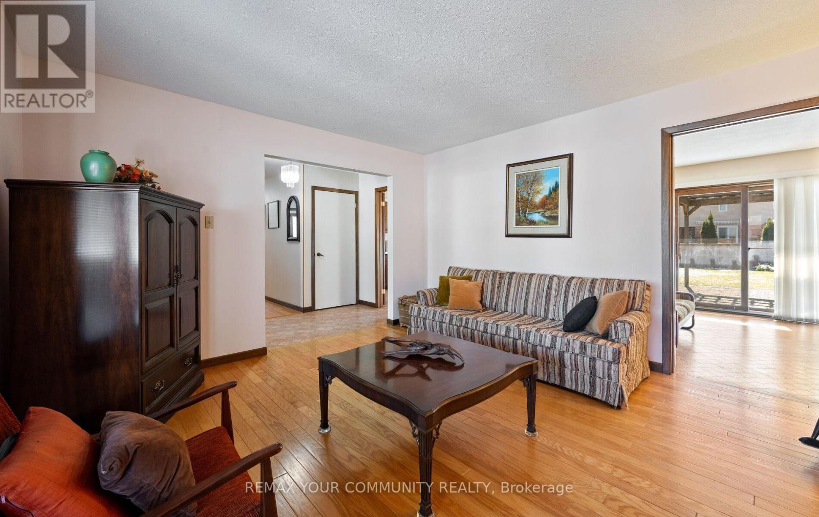 11 Glenview Drive, Aurora, Ontario  L4G 2G7 - Photo 8 - N12971876