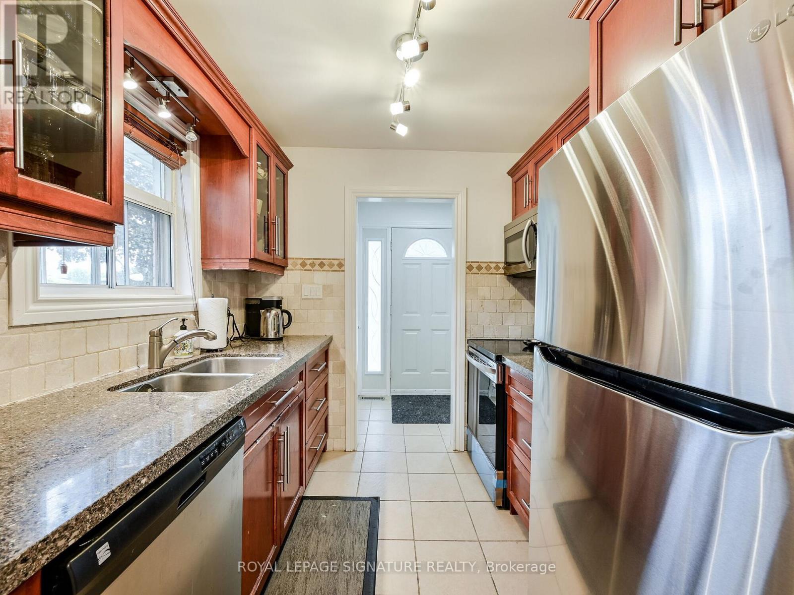 1195 Chada Avenue, Mississauga, Ontario  L5C 1P8 - Photo 10 - W12971760