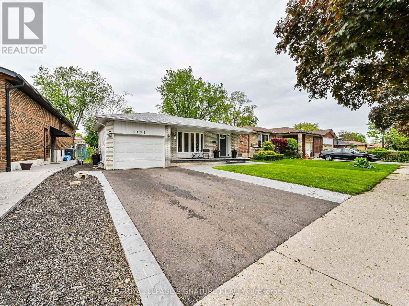 1195 Chada Avenue, Mississauga, Ontario  L5C 1P8 - Photo 2 - W12971760