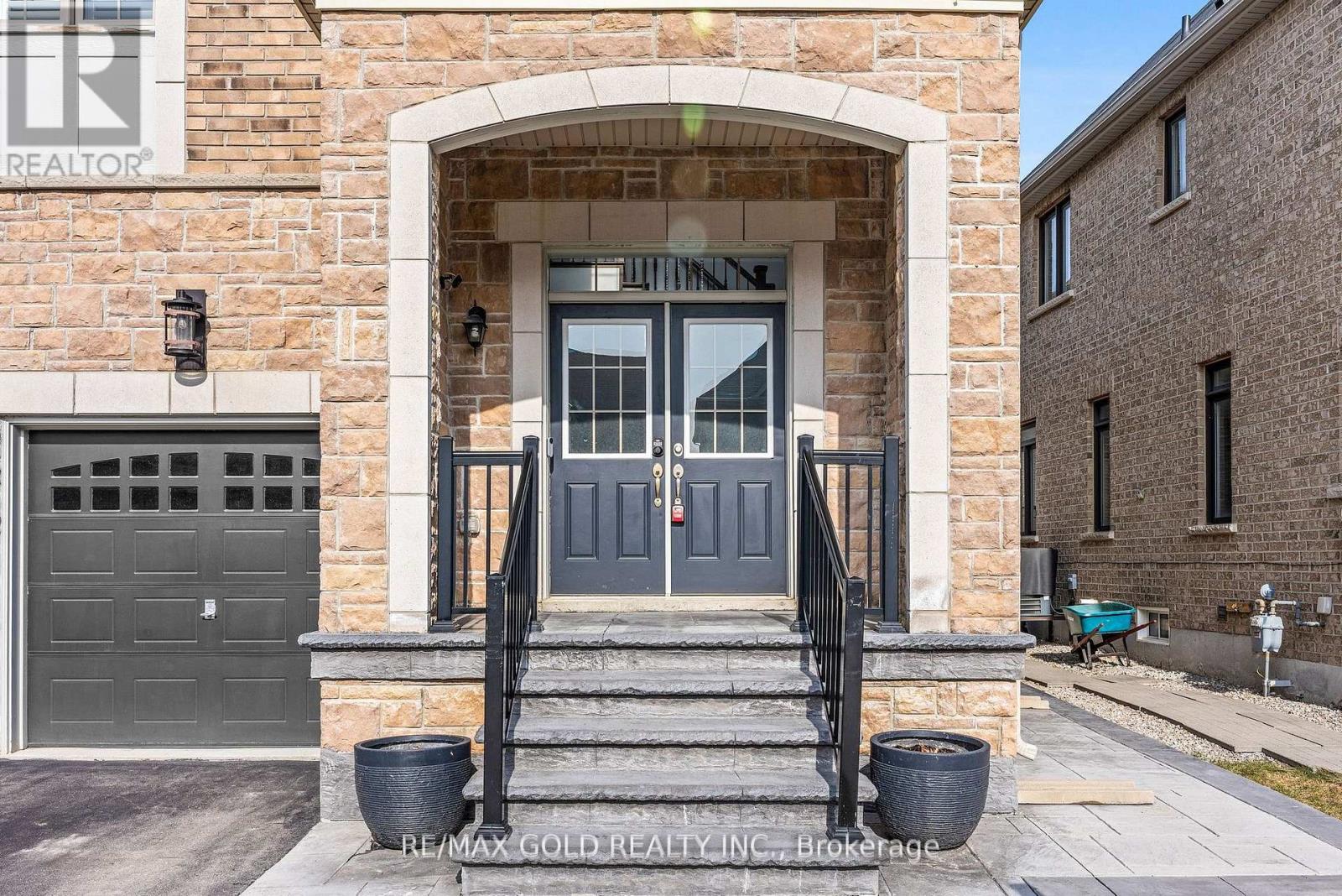 9 Fringetree Road, Brampton, Ontario  L6R 0B6 - Photo 3 - W12971834