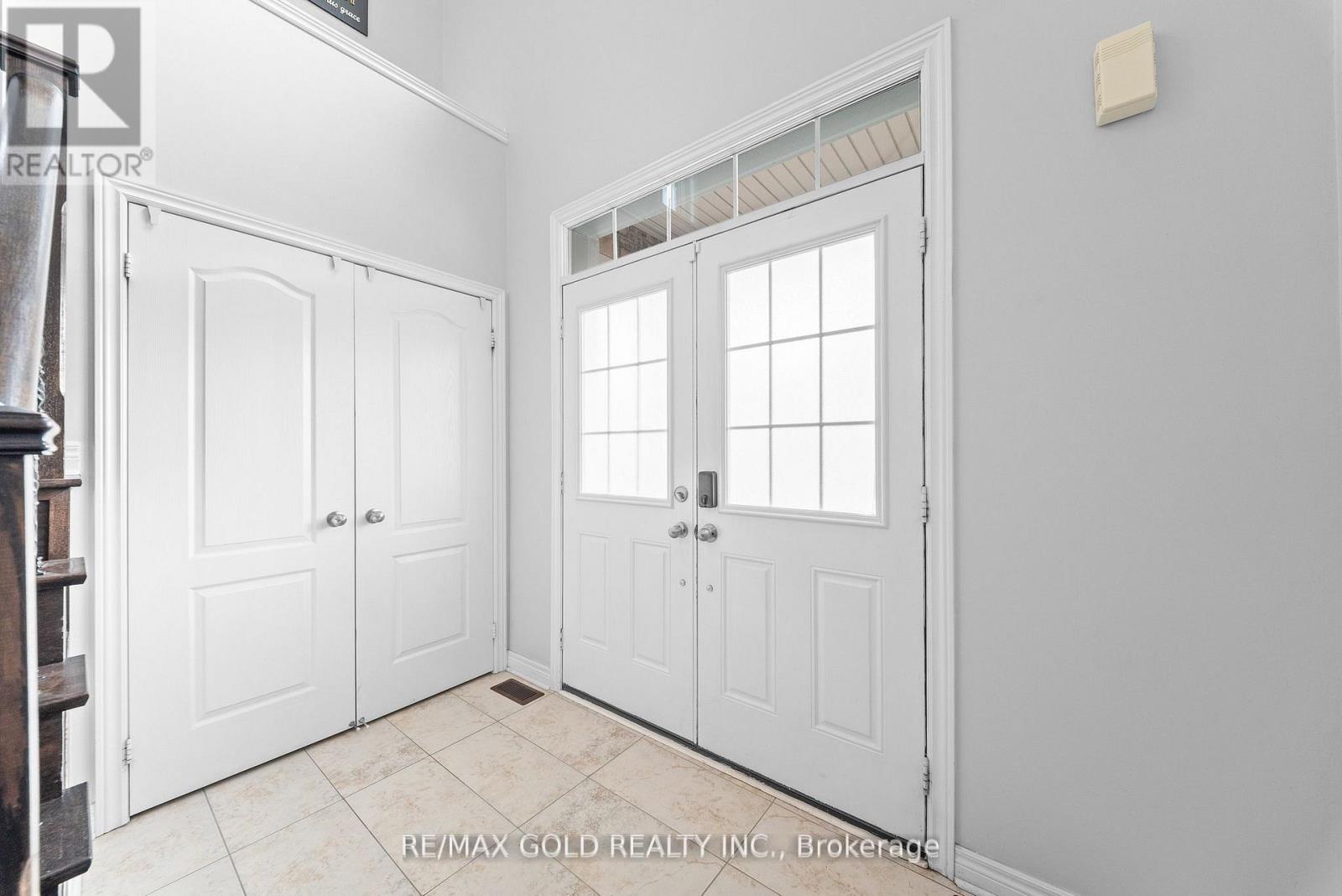 9 Fringetree Road, Brampton, Ontario  L6R 0B6 - Photo 4 - W12971834