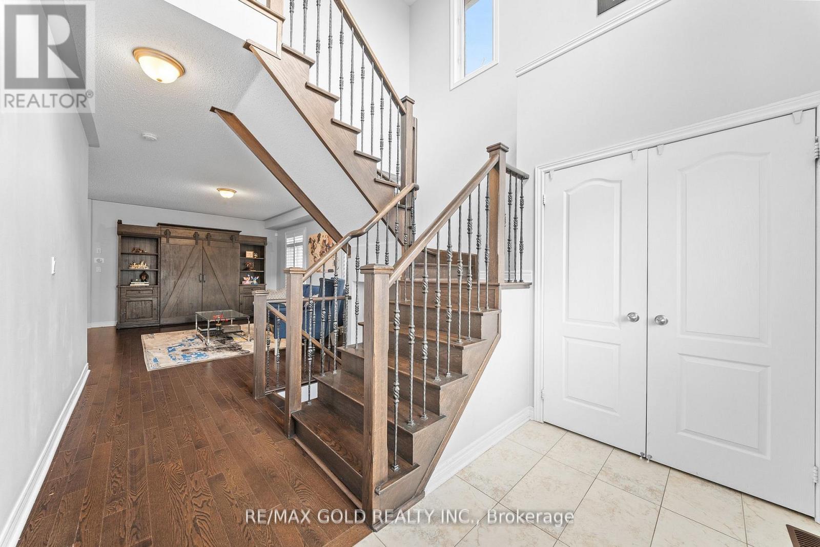 9 Fringetree Road, Brampton, Ontario  L6R 0B6 - Photo 5 - W12971834