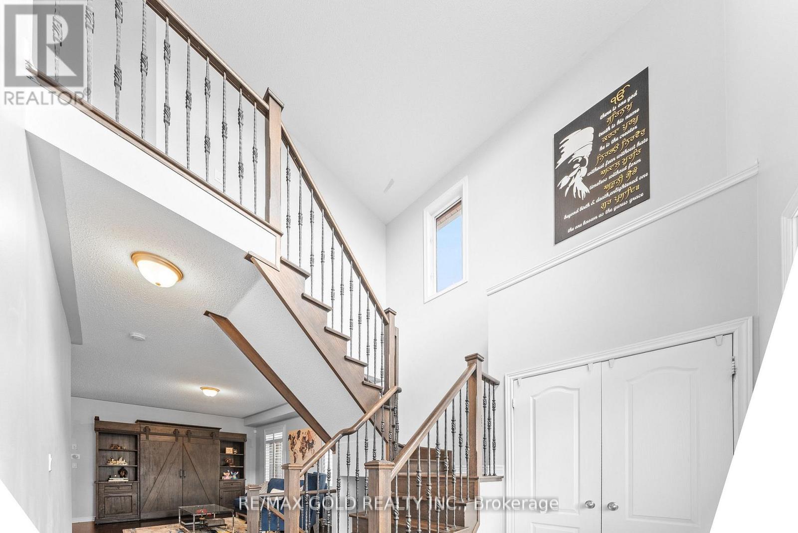 9 Fringetree Road, Brampton, Ontario  L6R 0B6 - Photo 6 - W12971834