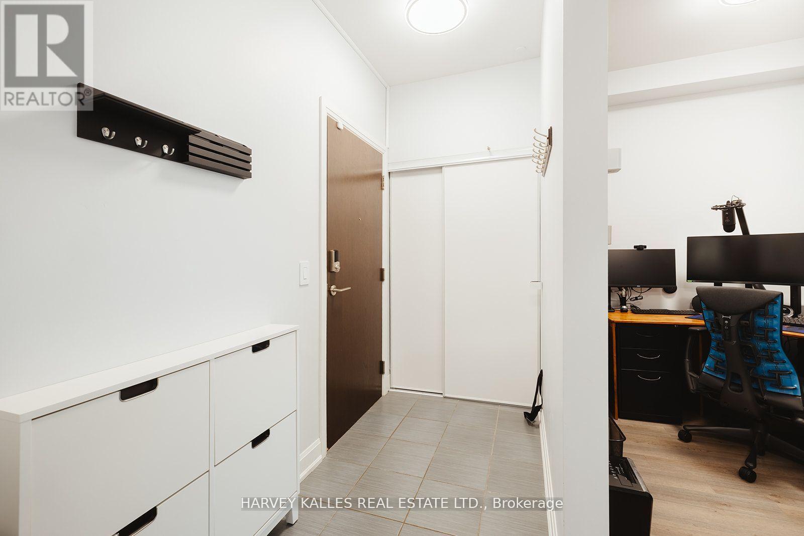 227 - 216 Oak Park Boulevard, Oakville, Ontario  L6H 0K3 - Photo 2 - W12971846