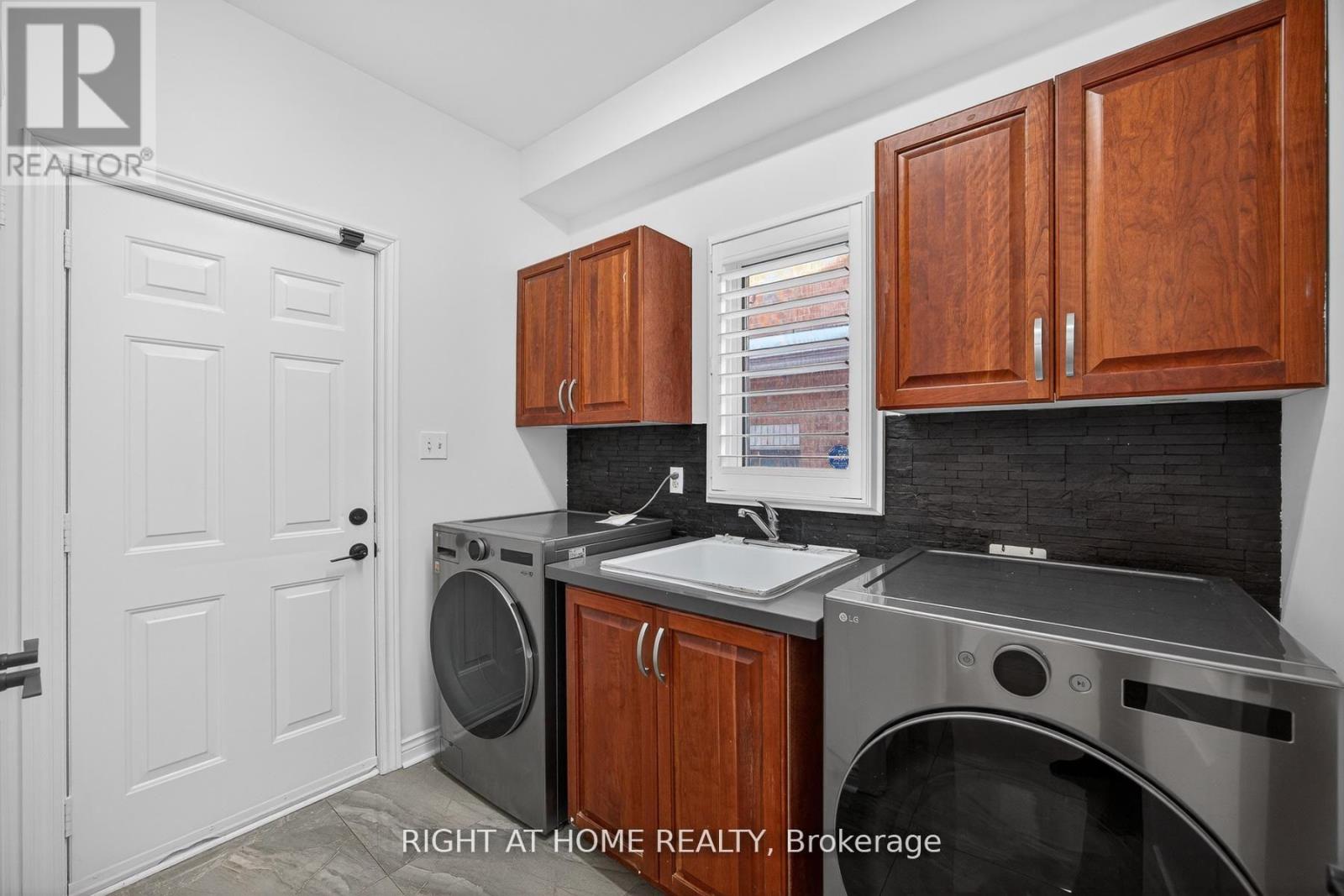 2013 Rosemount Crescent, Oakville, Ontario  L6M 3A5 - Photo 13 - W12971900