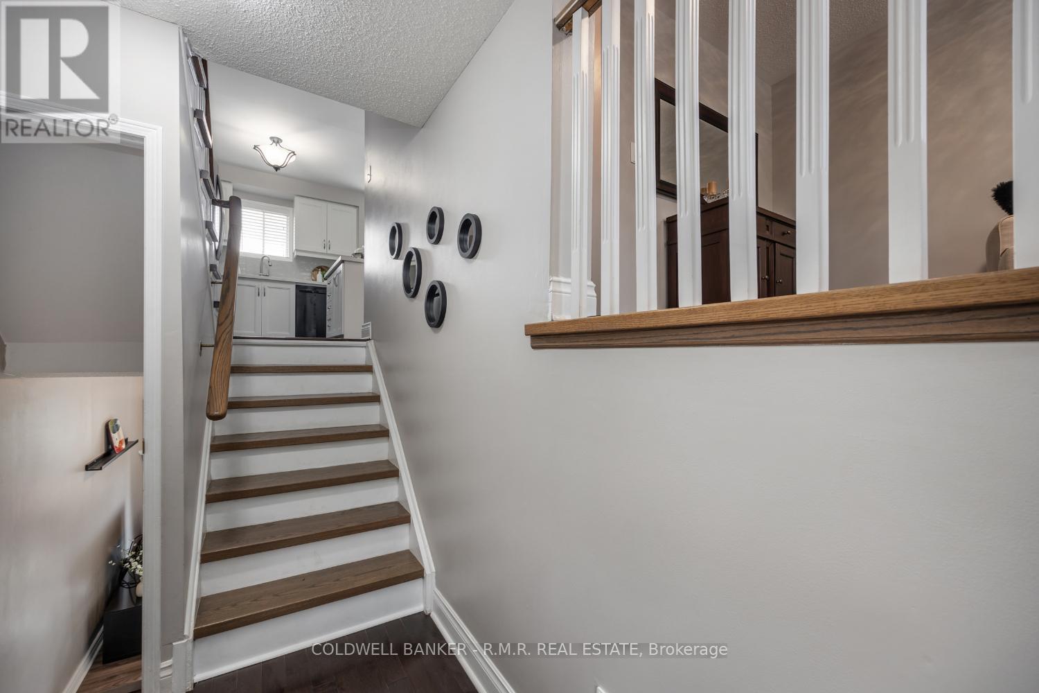 32 Mugford Road, Aurora, Ontario  L4G 7H5 - Photo 5 - N12972152