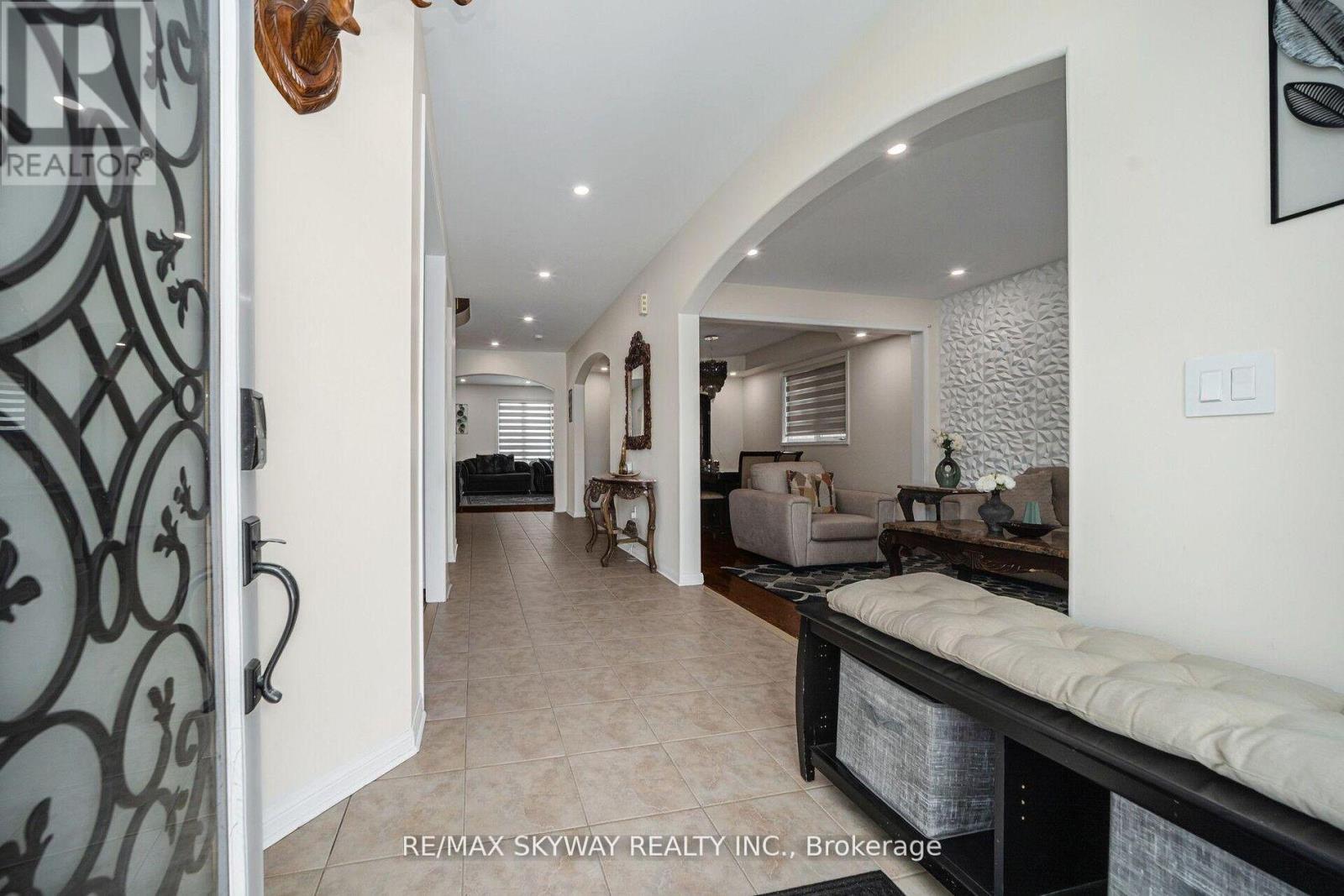 104 Whitwell Drive, Brampton, Ontario  L6P 1L2 - Photo 12 - W12971924