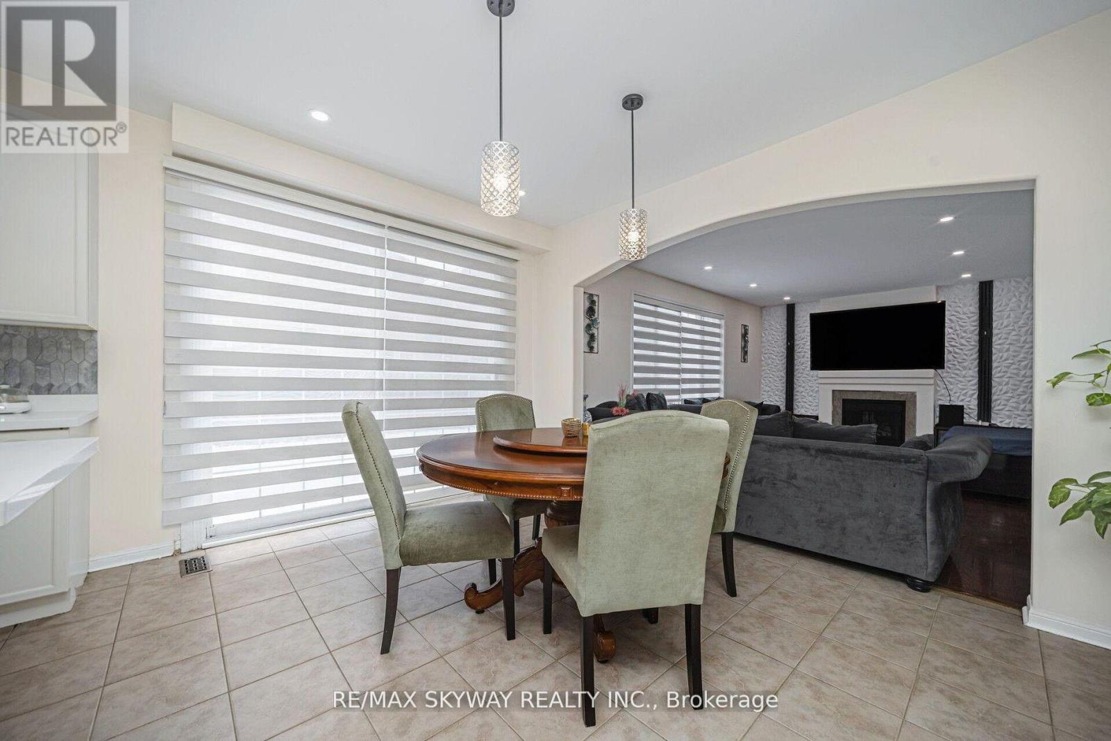 104 Whitwell Drive, Brampton, Ontario  L6P 1L2 - Photo 7 - W12971924