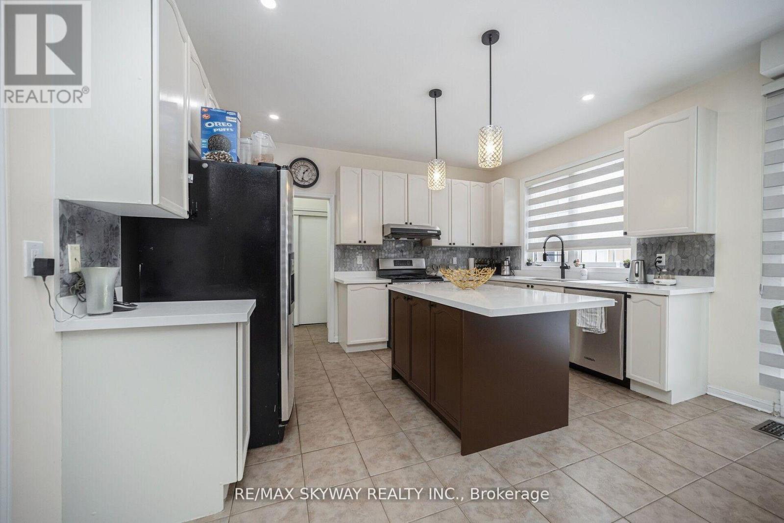 104 Whitwell Drive, Brampton, Ontario  L6P 1L2 - Photo 6 - W12971924