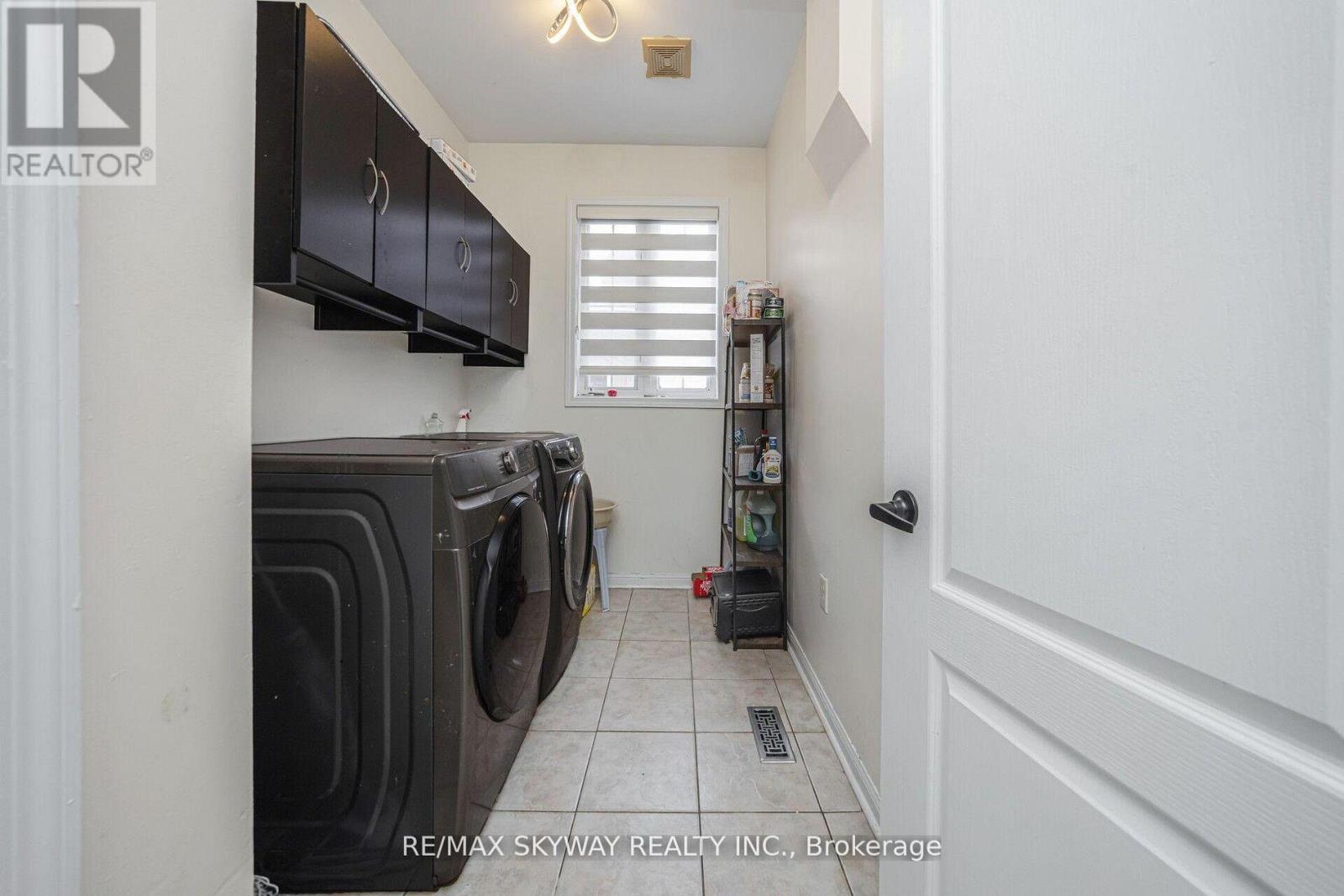 104 Whitwell Drive, Brampton, Ontario  L6P 1L2 - Photo 5 - W12971924